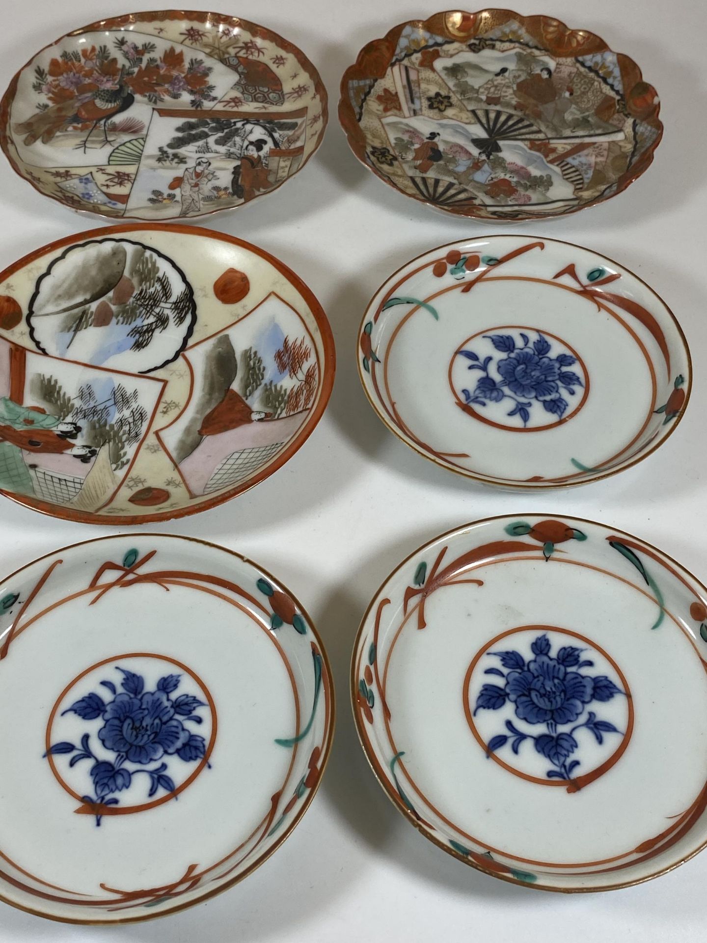 SIX JAPANESE PORCELAIN DISHES - SET OF THREE FLORAL EXAMPLES AND THREE KUTANI EXAMPLES, LARGEST - Image 3 of 5