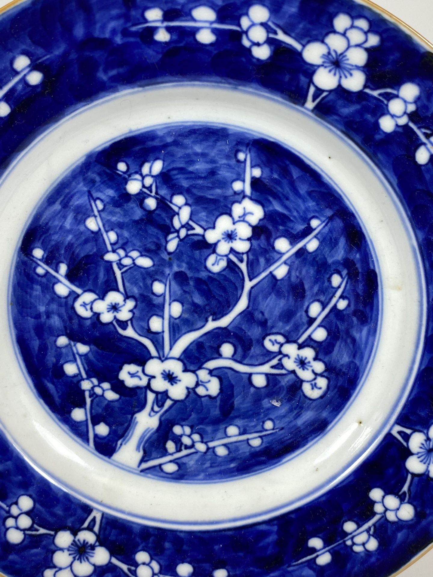 A CHINESE BLUE AND WHITE PRUNUS BLOSSOM PLATE, DIAMETER 20CM - Bild 2 aus 4