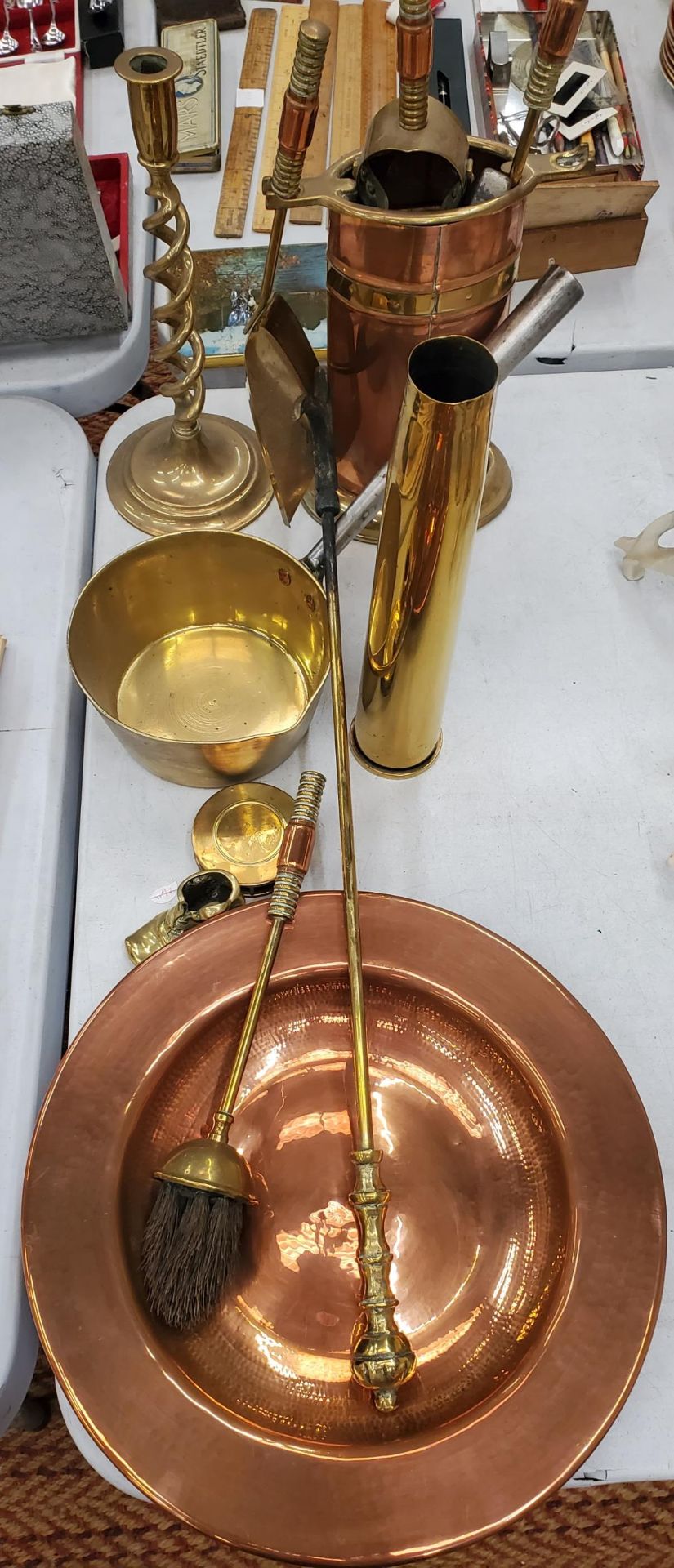 A QUANTITY OF BRASS AND COPPER TO INCLUDE A COMPANION SET IN A COPPER HOLDER, BRASS PAN, LARGE