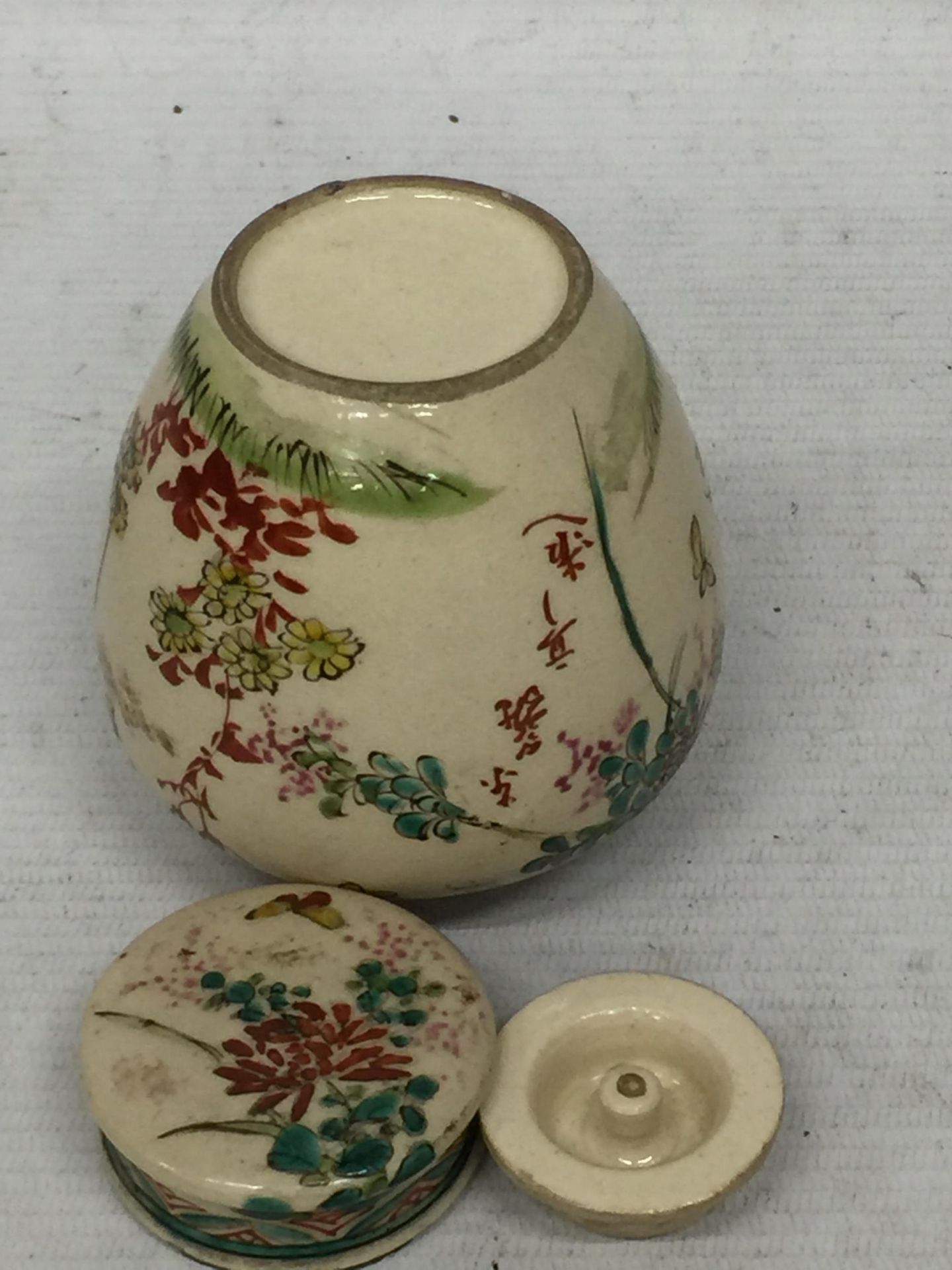 A JAPANESE STONEWARE LIDDED SMALL POT POURRI / GINGER JAR WITH BIRD AND FLORAL DESIGN AND INNDER LID - Image 7 of 7
