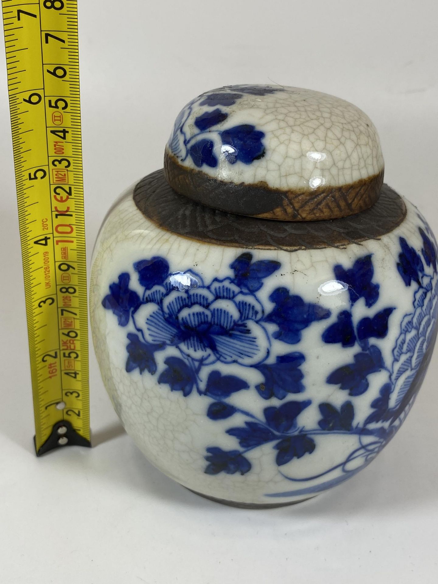 A LATE 19TH / EARLY 20TH CENTURY CHINESE BLUE AND WHITE CRACKLE GLAZE GINGER JAR, HEIGHT 15.5CM - Bild 4 aus 4