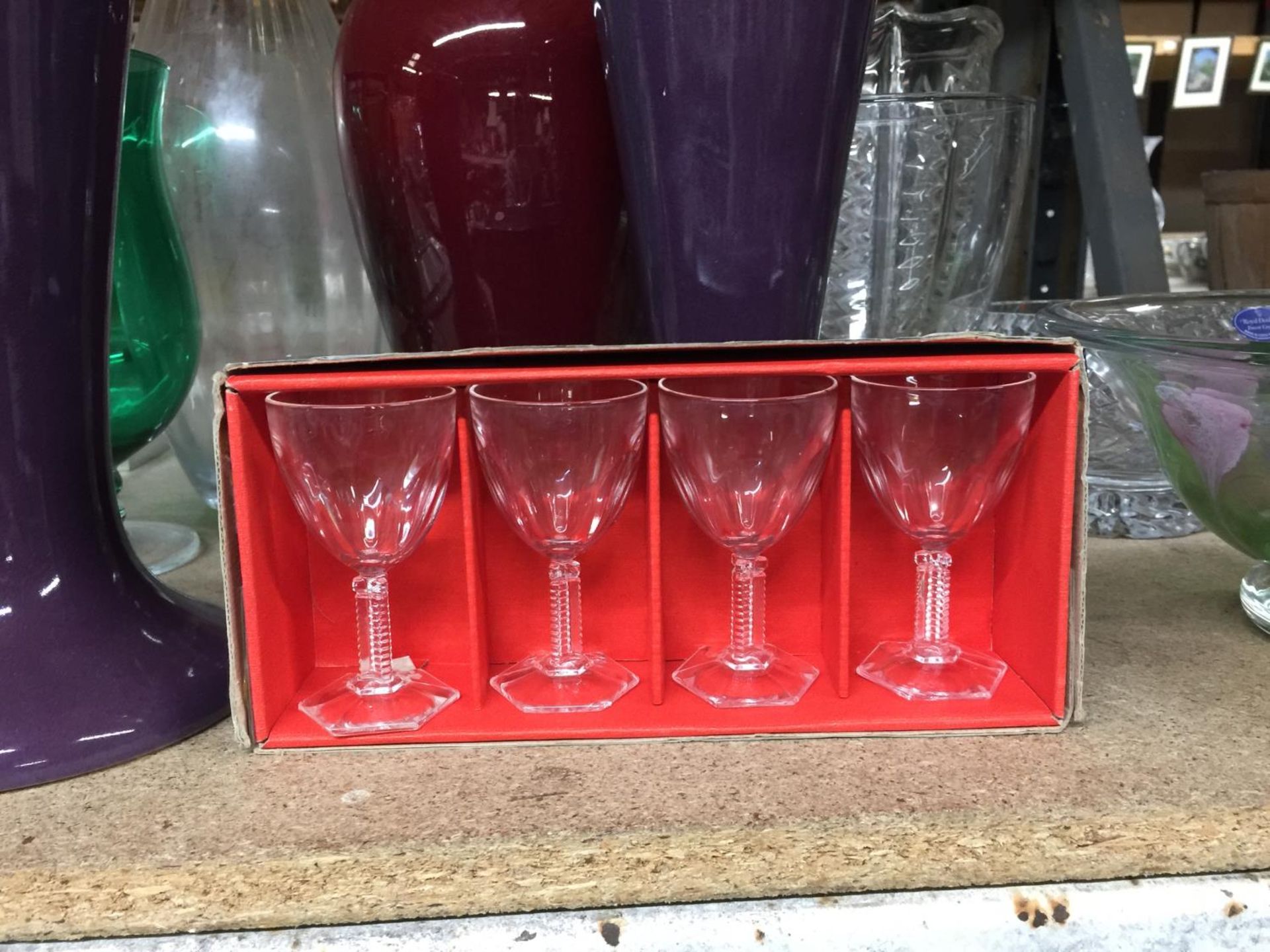 A QUANTITY OF GLASSWARE TO INCLUDE VASES, BOWLS, ETC PLUS A BOXED SET OF SHERRY GLASSES - Image 2 of 3