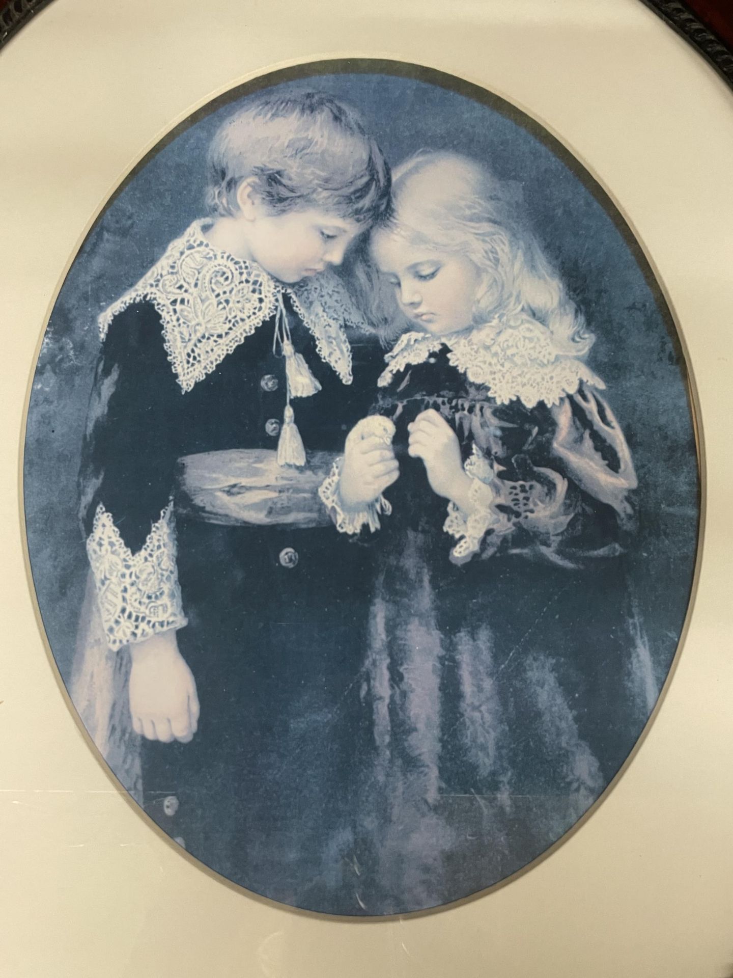 AN OVAL FRAMED PRINT OF A BOY AND GIRL - Bild 2 aus 2