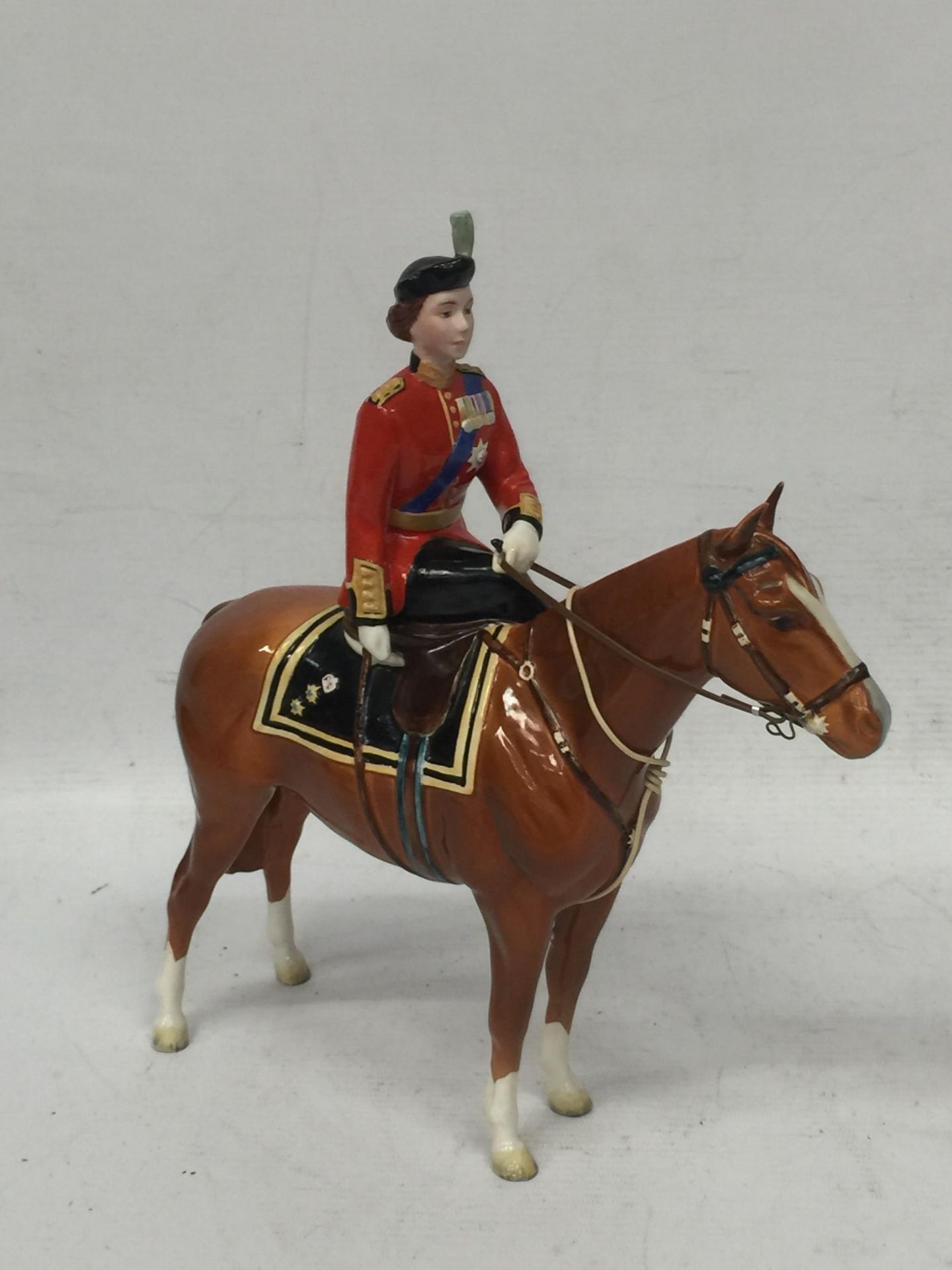 A BESWICK QUEEN ELIZABETH II ON IMPERIAL TROOPING THE COLOUR 1957 NO.1546 - Image 2 of 5