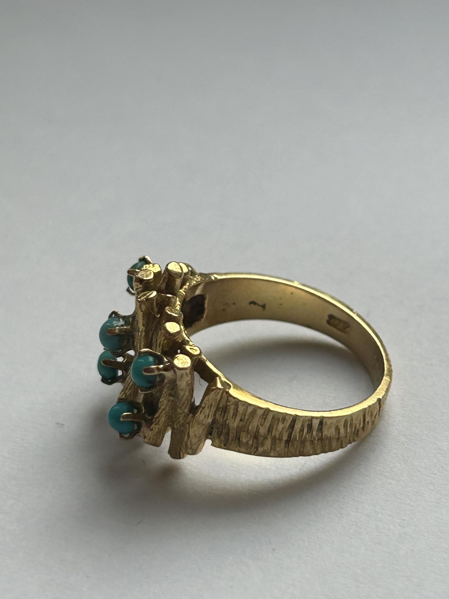 A 9CT YELLOW GOLD AND TURQUOISE STONE RING WITH BARK DESIGN SIZE L, WEIGHT 6.01 GRAMS - Image 3 of 4