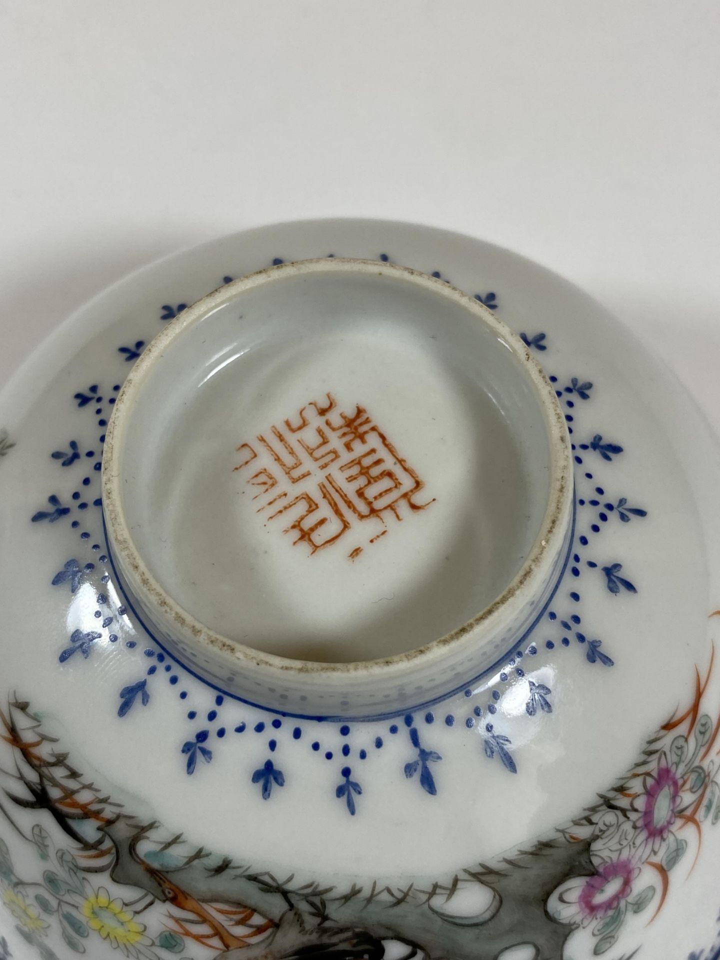A CHINESE PORCELAIN BOWL WITH BIRD AND FLORAL DESIGN, QIANLONG SEAL MARK TO BASE, DIAMETER 12.5CM - Image 5 of 6