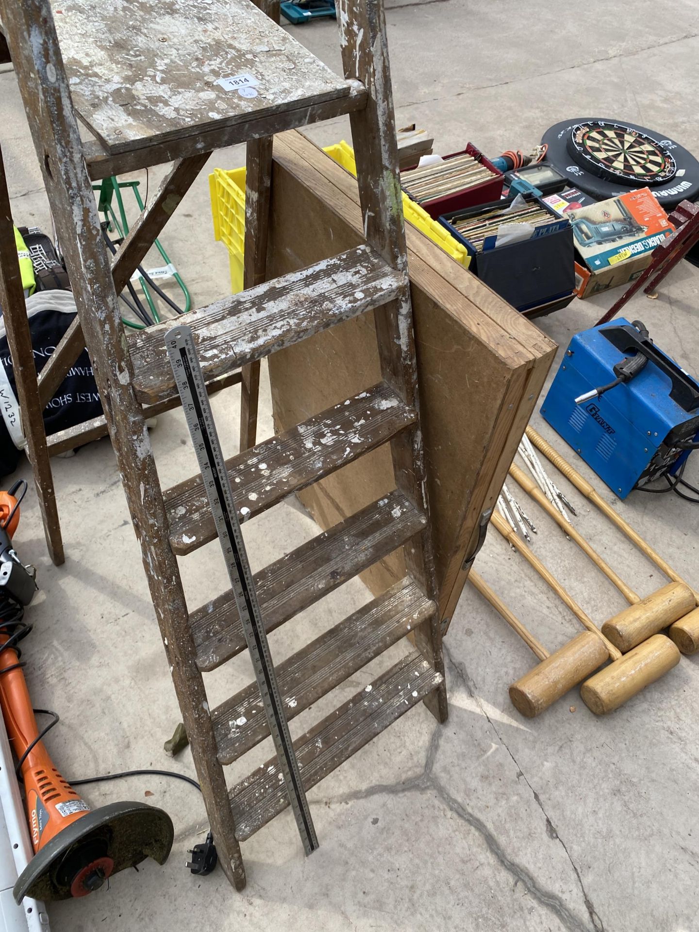 A SET OF STEP LADDERS AND PASTE TABLE - Bild 2 aus 2