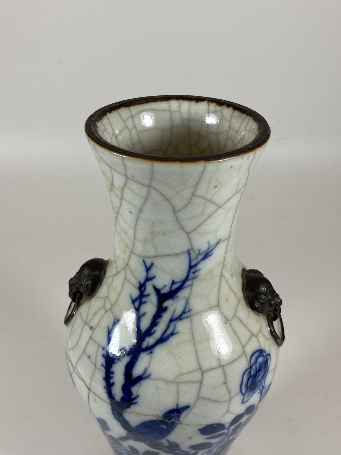 AN EARLY 20TH CENTURY CHINESE BLUE AND WHITE CRACKLE GLAZE VASE WITH SEAL MARK TO BASE, HEIGHT 25CM - Image 2 of 5