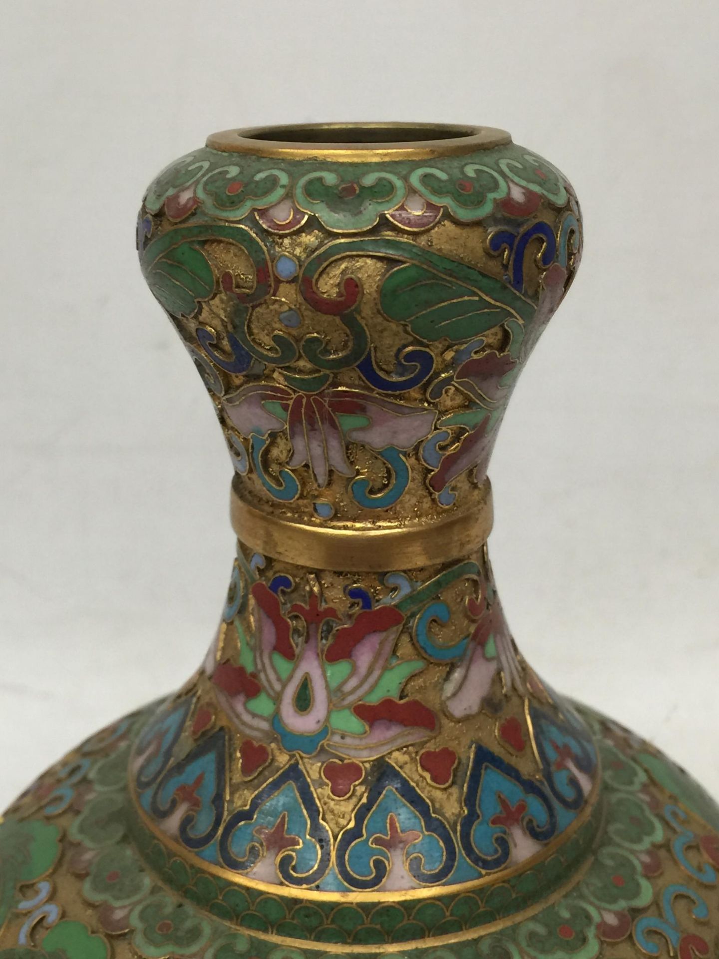 A VINTAGE ORIENTAL CLOISONNE BOTTLE SHAPED VASE ON WOODEN STAND - Bild 3 aus 3