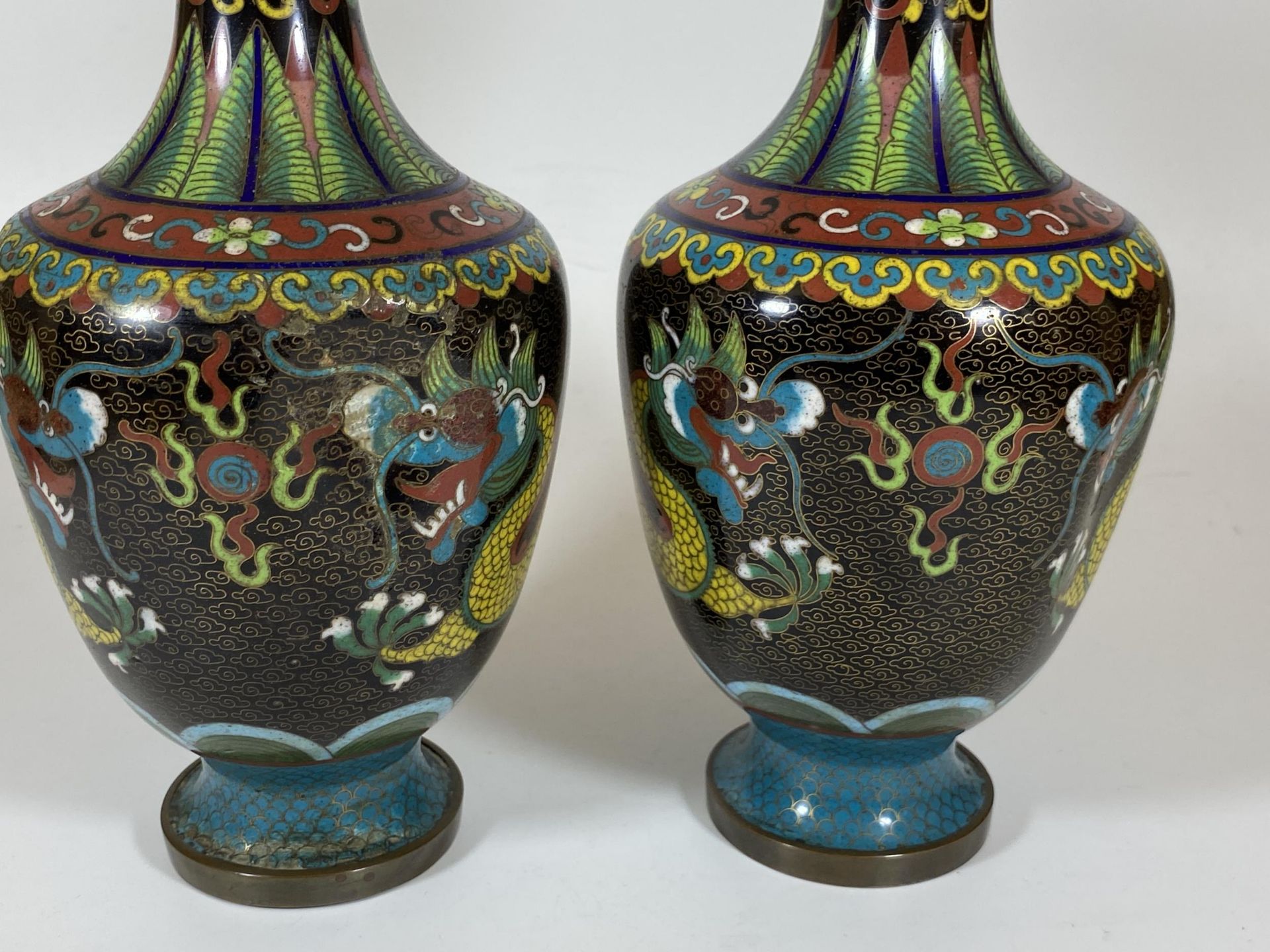 A PAIR OF ORIENTAL CLOISONNE DRAGON DESIGN VASES, HEIGHT 25CM - Image 2 of 5