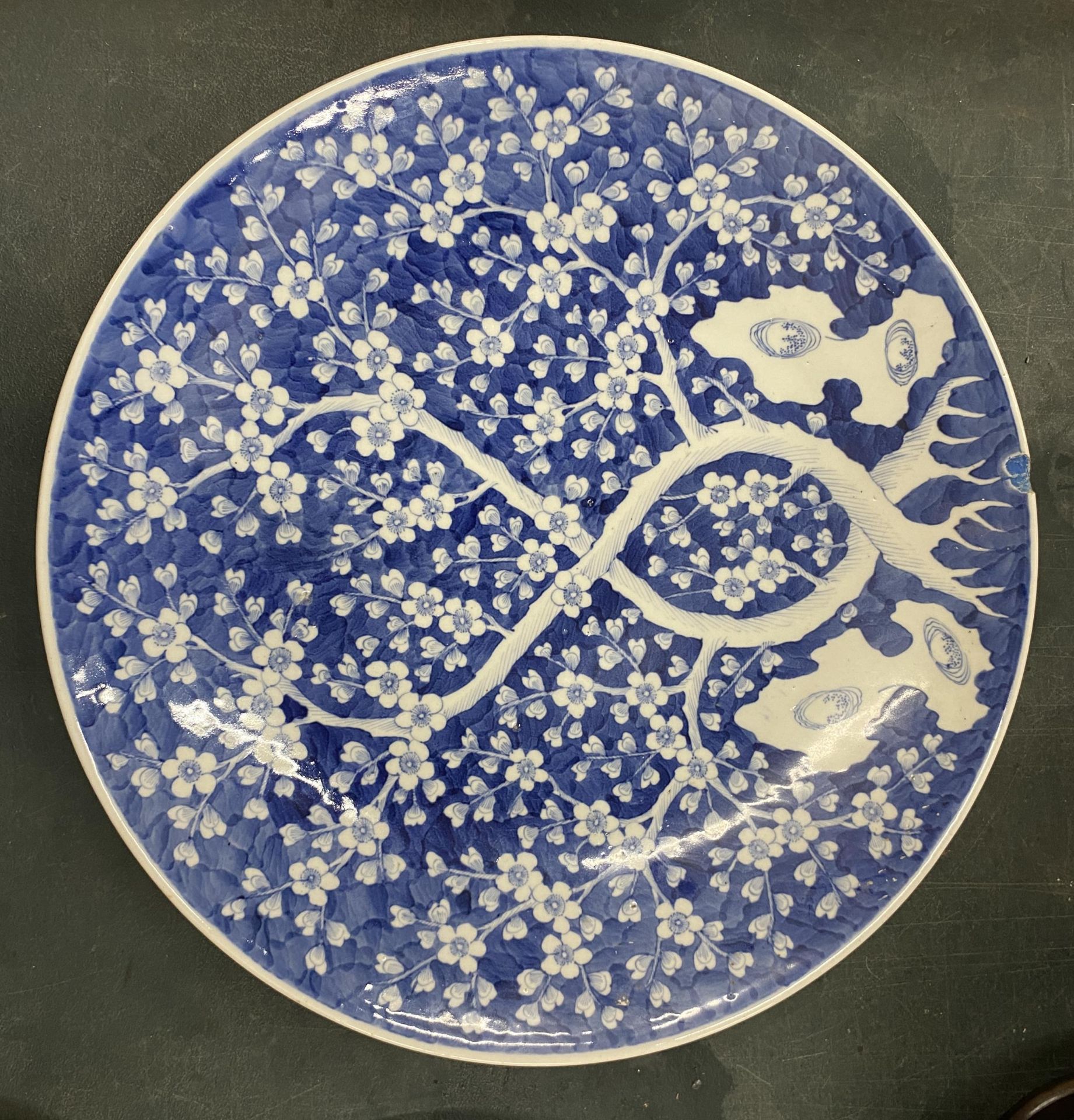 A LARGE CHINESE PRUNUS BLOSSOM PATTERN CHARGER, DIAMETER 46CM