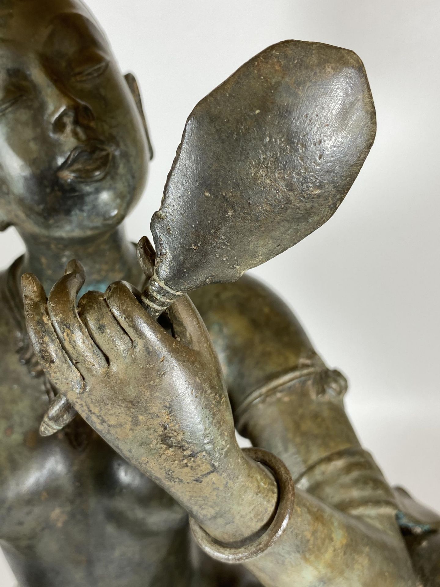 A LARGE HEAVY BRONZE MODEL OF A LADY HOLDING A MIRROR, HEIGHT 41CM - Image 3 of 9