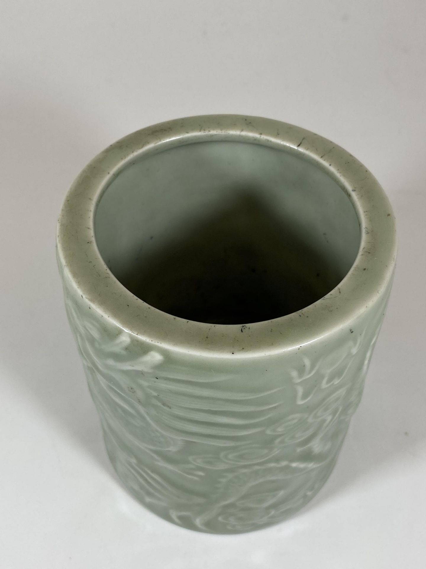 A CHINESE CELADON PORCLEAIN BRUSH POT WITH DRAGON DESIGN, HEIGHT 12.5CM - Image 4 of 6