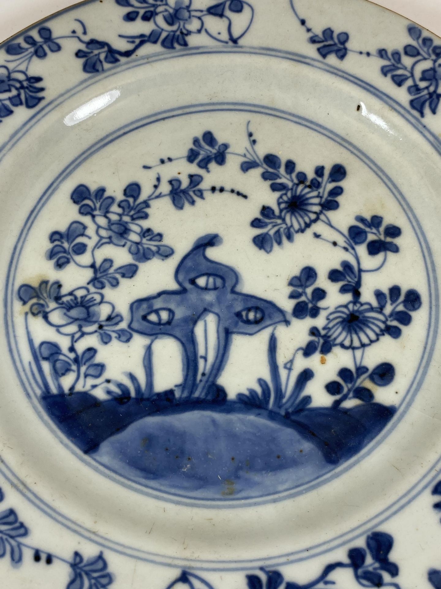 AN 18TH CENTURY CHINESE BLUE AND WHITE PORCELAIN PLATE, DIAMETER 22CM - Bild 2 aus 4