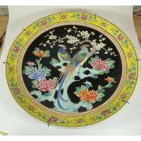 A LARGE CHINESE FAMILLE NOIRE CHARGER DECORATED WITH BIRD AND FLORAL DESIGN, DIAMETER 46CM