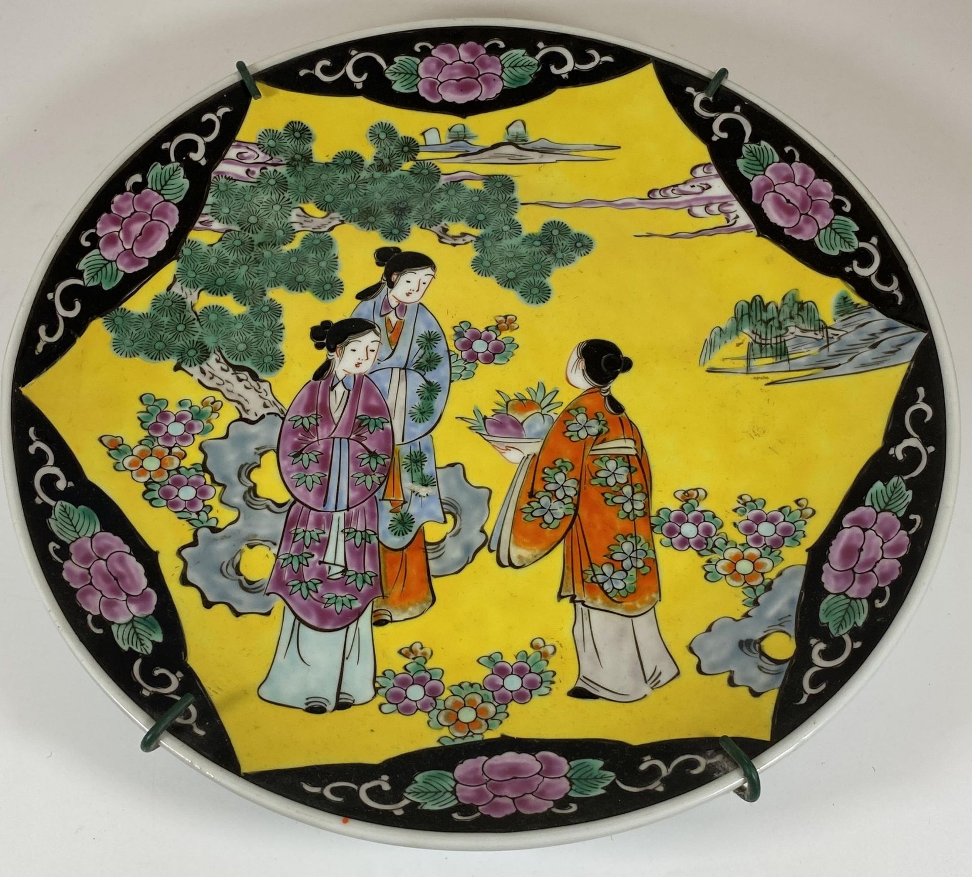A LARGE 20TH CENTURY ORIENTAL YELLOW GROUND CHARGER WITH FIGURAL DESIGN, DIAMETER 31CM