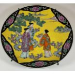 A LARGE 20TH CENTURY ORIENTAL YELLOW GROUND CHARGER WITH FIGURAL DESIGN, DIAMETER 31CM