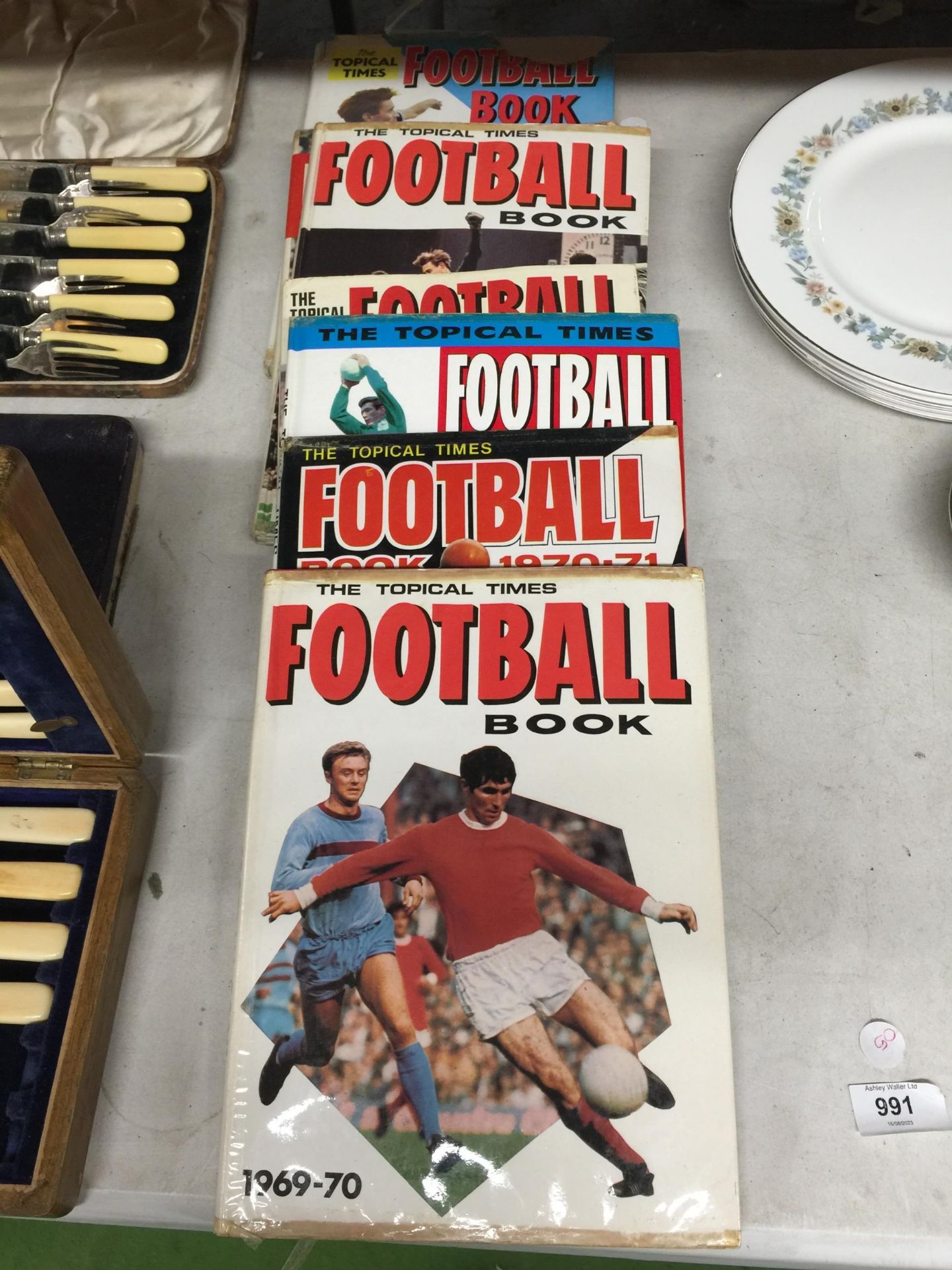 A COLLECTION OF VINTAGE 1970S THE TOPICAL TIMES FOOTBALL BOOKS
