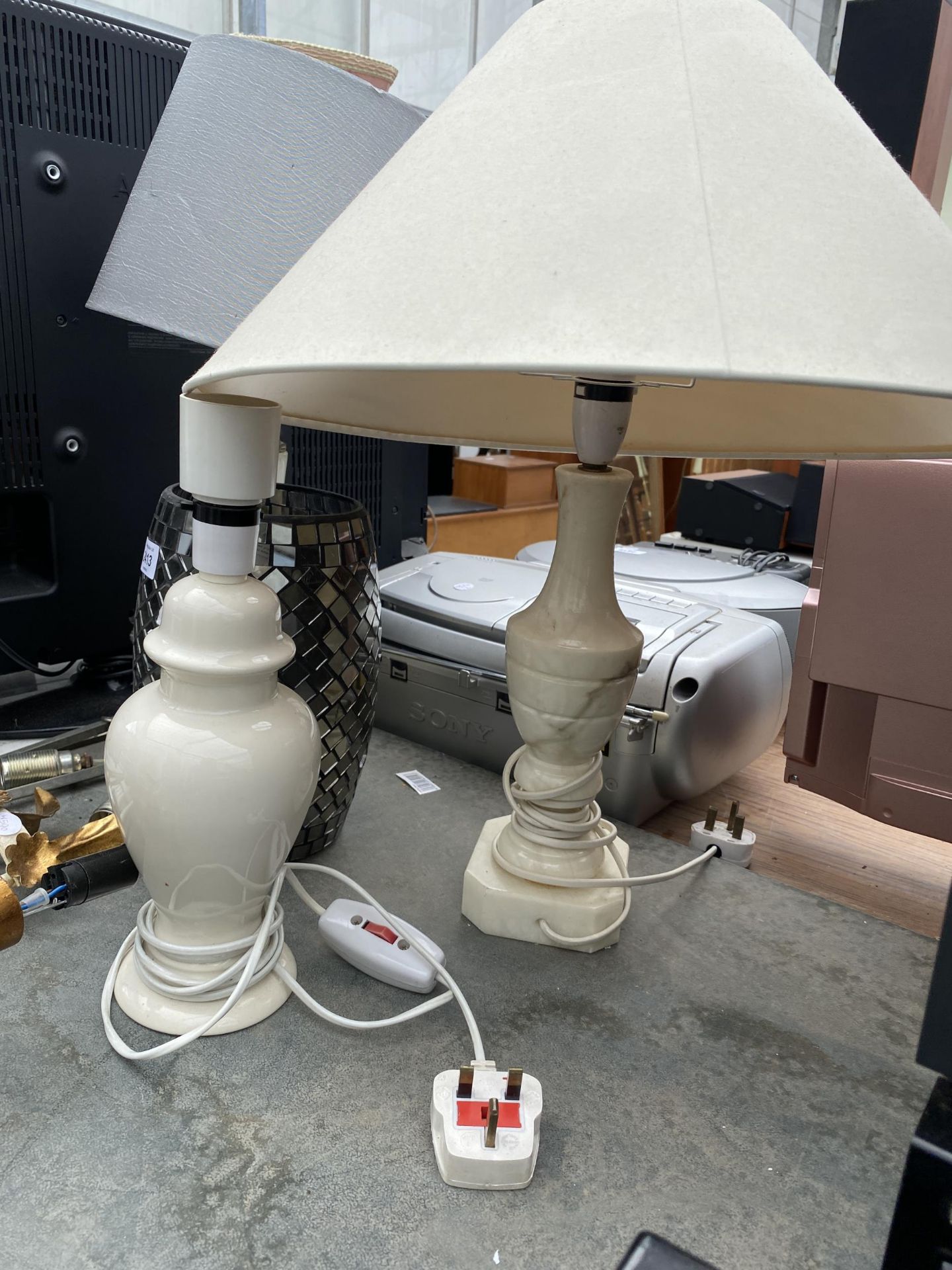 AN ASSORTMENT OF VARIOUS TABLE LAMPS - Bild 3 aus 3