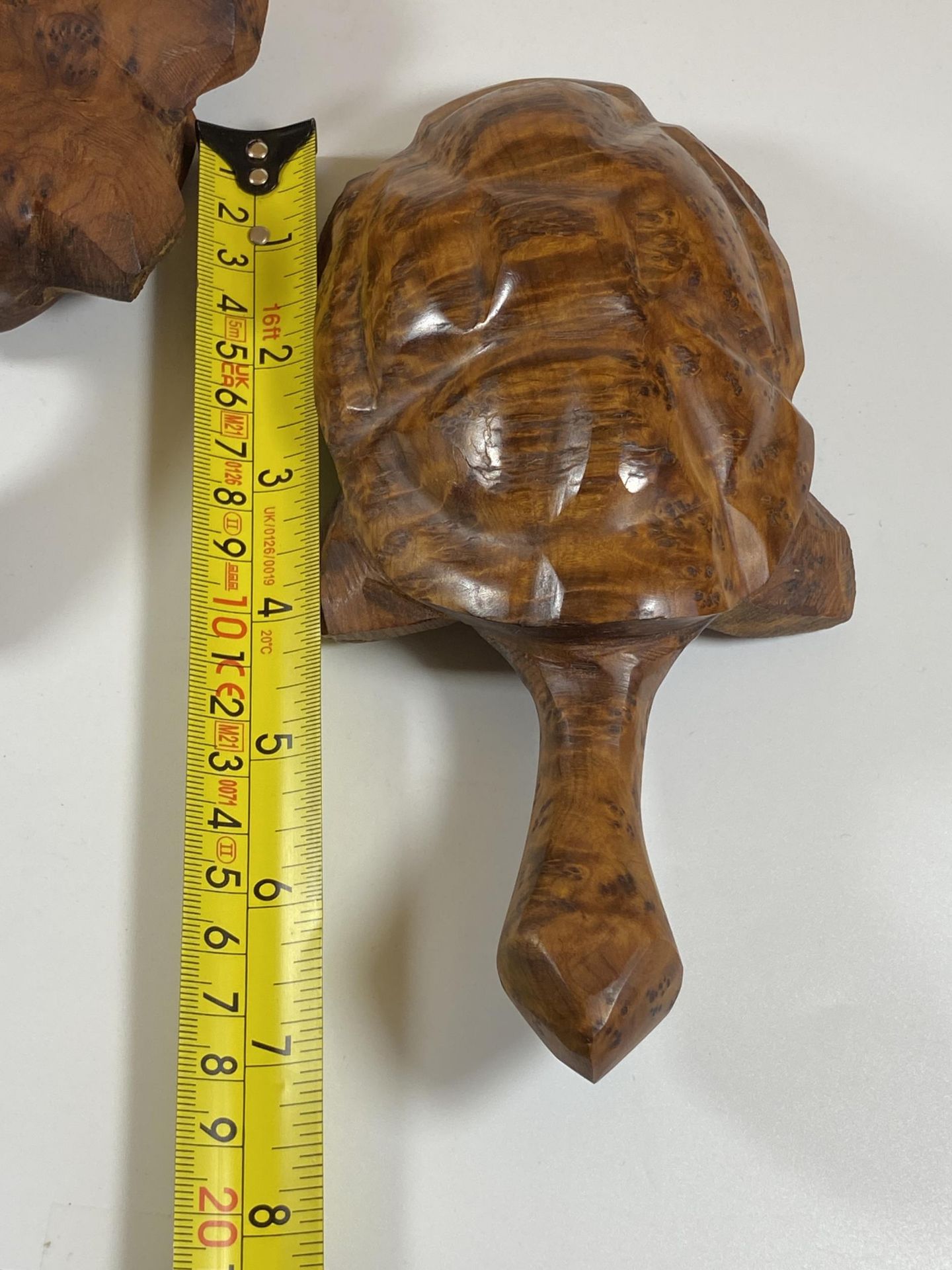A PAIR OF WALNUT EFFECT WOODEN TURTLES, LENGTH 18CM - Image 4 of 4