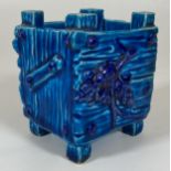 AN UNUSUAL CHINESE BLUE / TURQUOISE POTTERY SMALL PLANTER / VASE, HEIGHT 8CM