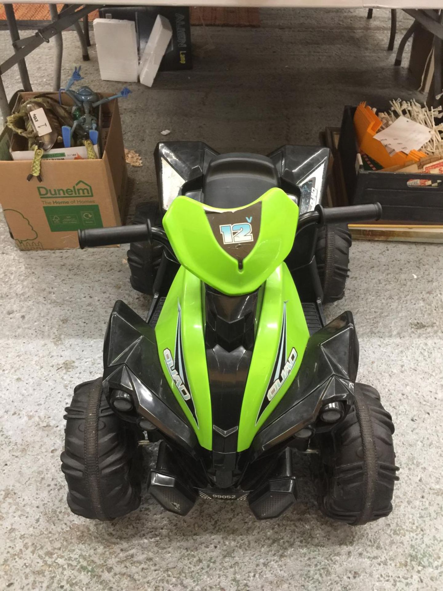 A CHILDREN'S ELECTRIC QUAD BIKE WITH CHARGER - VENDOR STATES IN WORKING ORDER AND VERY LITTLE USE, - Bild 2 aus 3