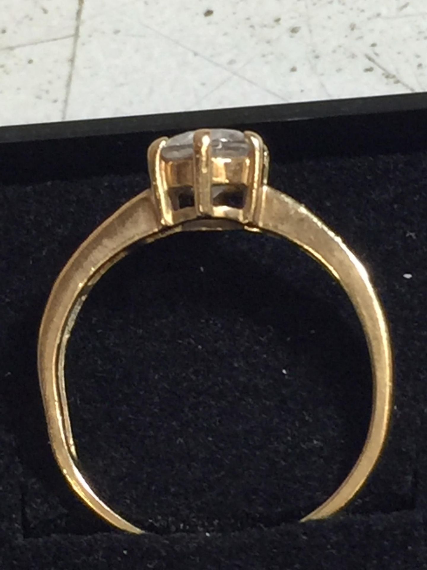 A 9CT GOLD RING WITH CZ STONES, WEIGHT 2.2G, SIZE M - Image 2 of 3