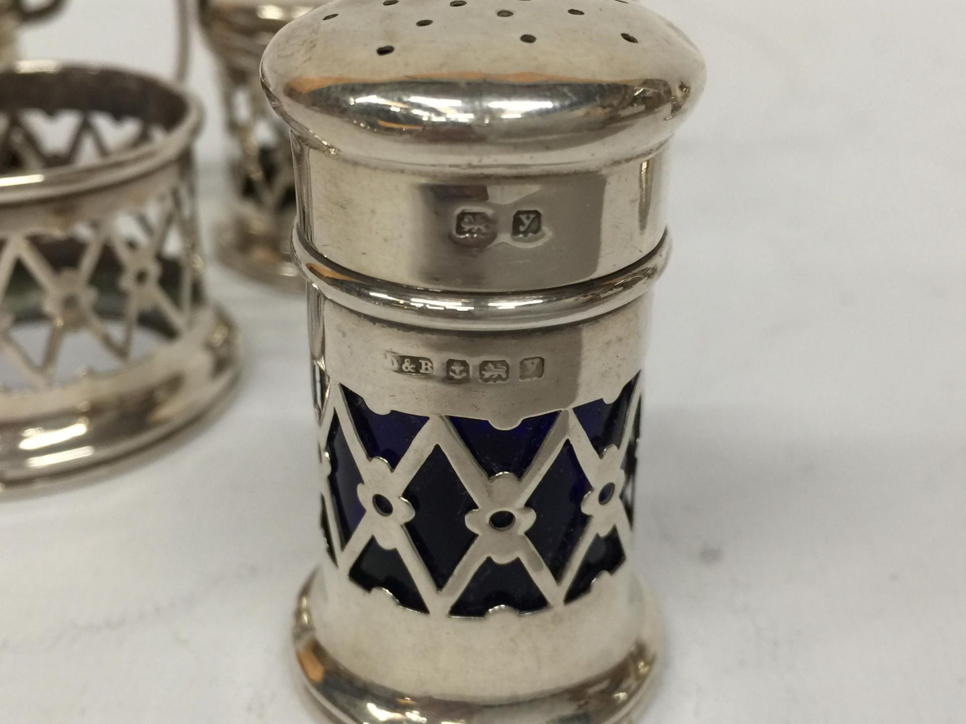 A SET OF FIVE HALLMARKED SILVER CONDIMENT ITEMS - LIDDED POTS, OPEN SALT AND SHAKERS - Image 4 of 5