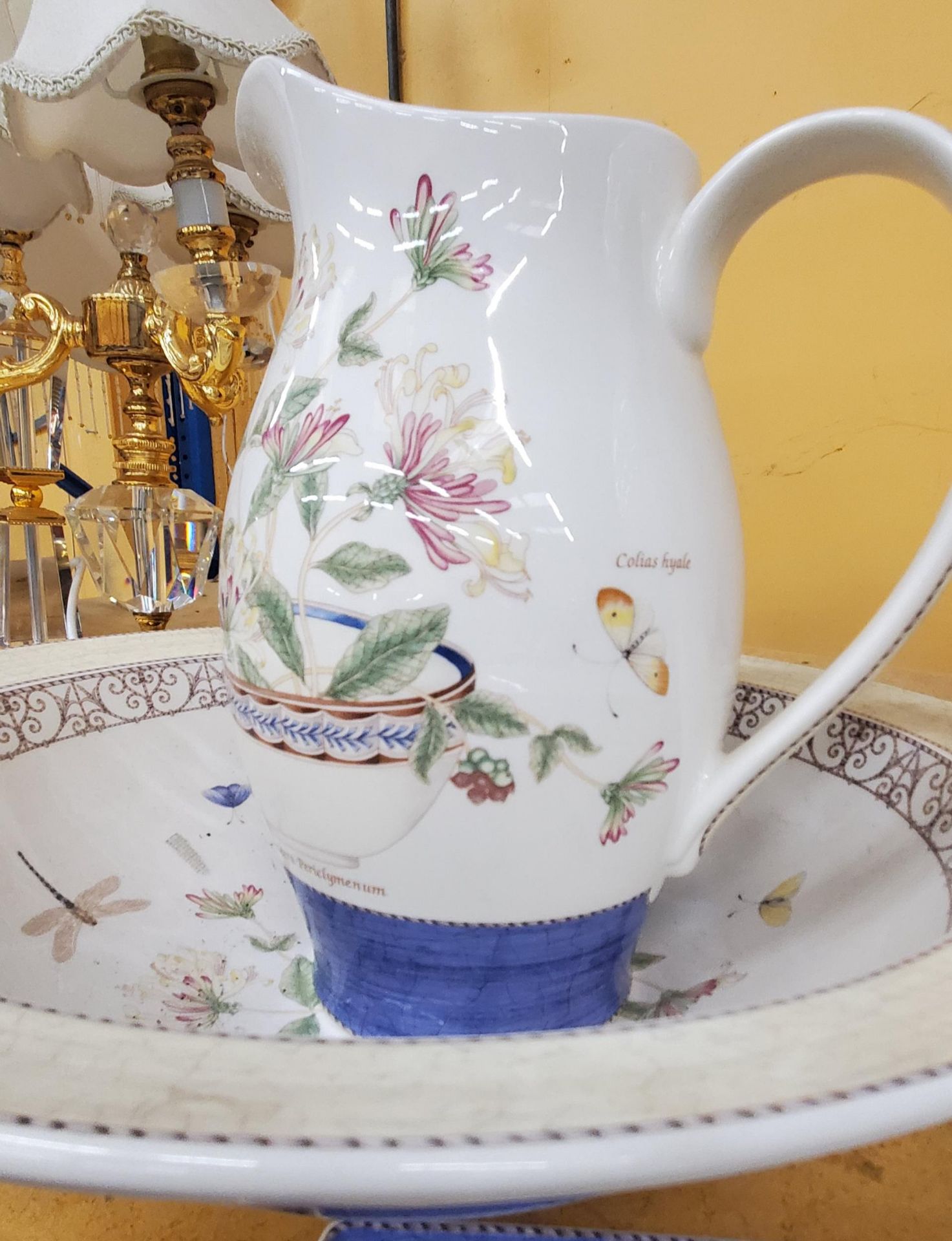 A LARGE WEDGWOOD 'SARAH'S GARDEN' WASH JUG, BOWL AND SANDWICH TRAY PLUS A LARGE VASE - Image 2 of 3