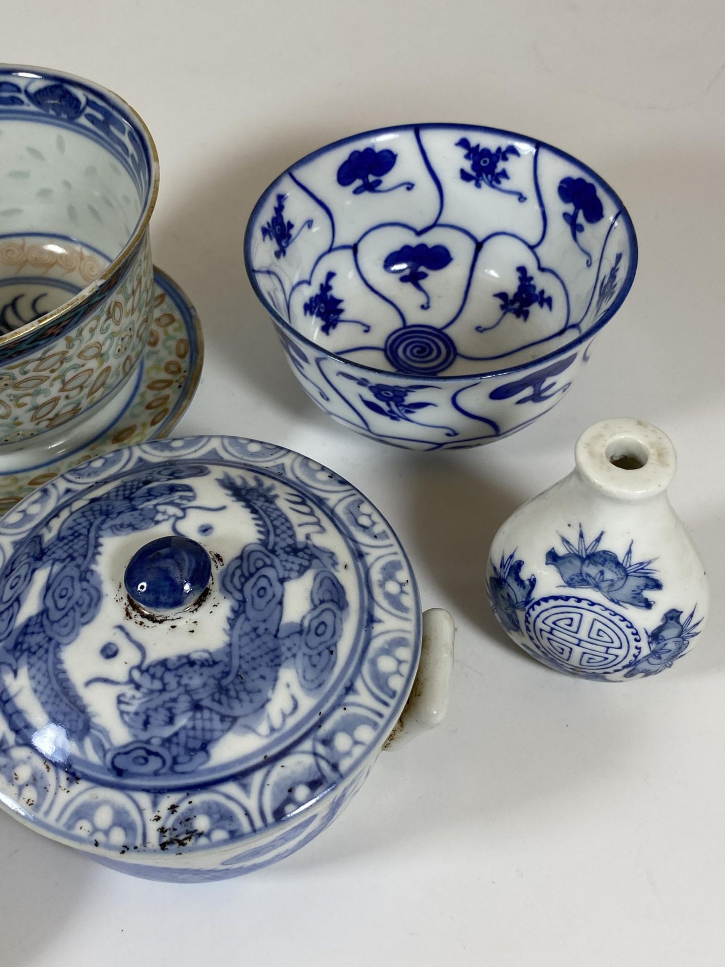 A COLLECTION OF CHINESE BLUE AND WHITE PORCELAIN ITEMS, MING STYLE SPOON, RICE BOWL, LIDDED DRAGON - Image 3 of 4