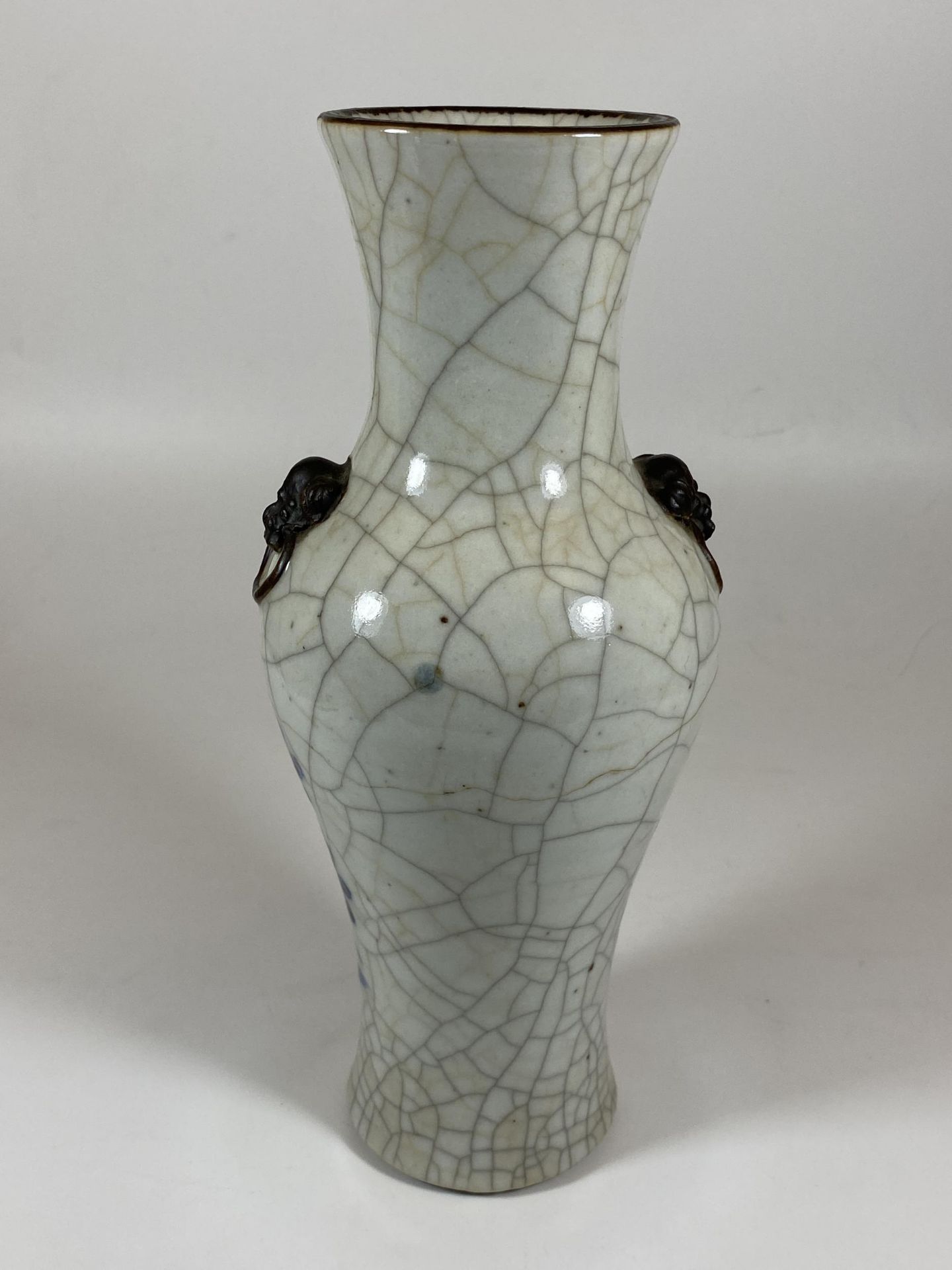 AN EARLY 20TH CENTURY CHINESE BLUE AND WHITE CRACKLE GLAZE VASE WITH SEAL MARK TO BASE, HEIGHT 25CM - Image 3 of 5
