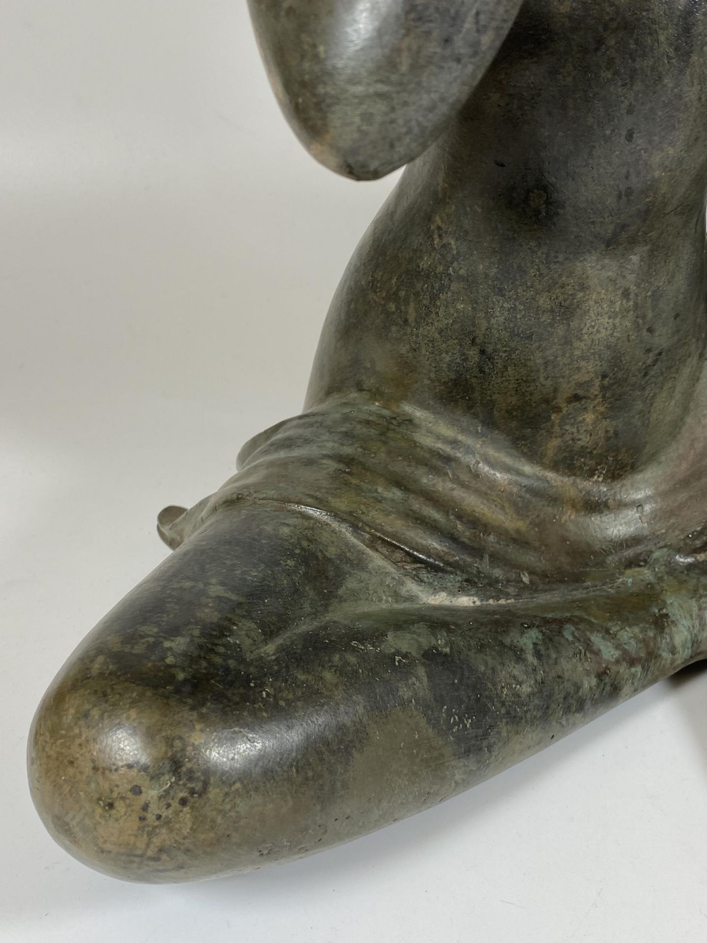 A LARGE HEAVY BRONZE MODEL OF A LADY HOLDING A MIRROR, HEIGHT 41CM - Image 4 of 9