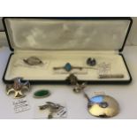 NINE VARIOUS SILVER BROOCHES SOME WITH ENAMEL TO INCLUDE CHESTER, BIRMINGHAM AND EDINBURGH HALLMARKS