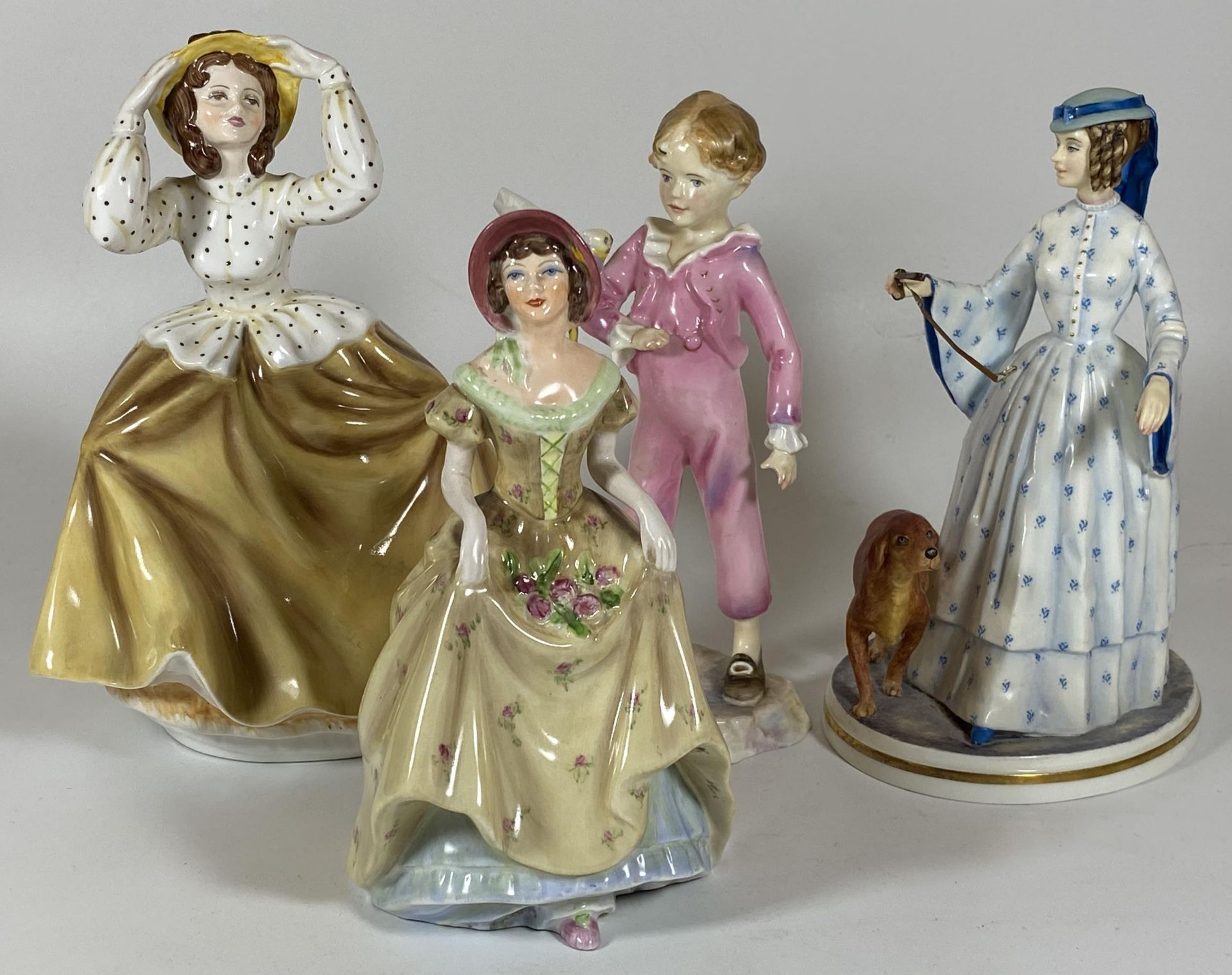A GROUP OF FOUR CERAMIC FIGURES TO INCLUDE ROYAL WORCESTER FELICITY FIGURE WITH DOG, ROYAL WORCESTER