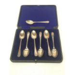 A CASED SET OF SIX HALLMARKED SILVER TEASPOONS WITH FURTHER LOOSE TEASPOON