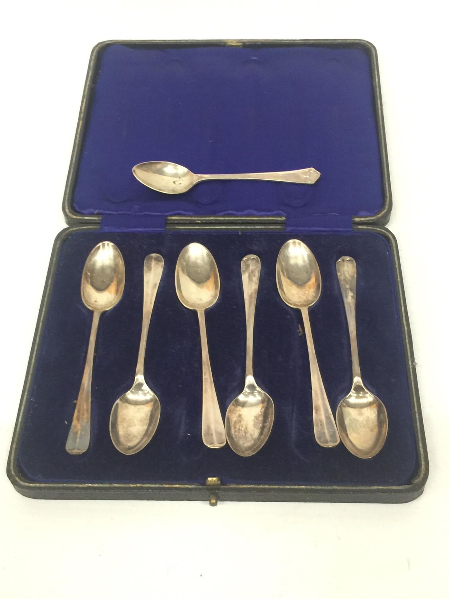 A CASED SET OF SIX HALLMARKED SILVER TEASPOONS WITH FURTHER LOOSE TEASPOON