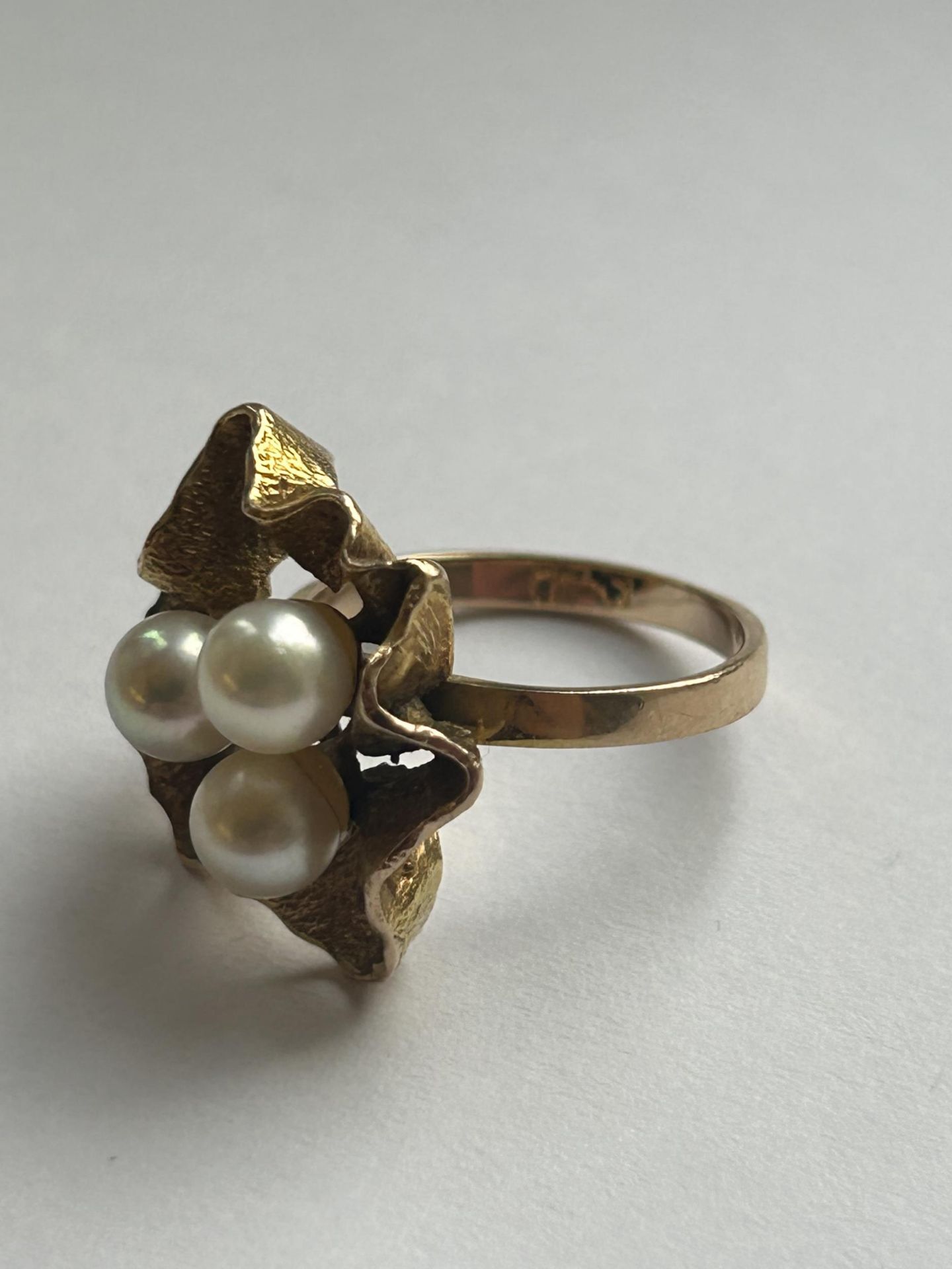 A 9CT YELLOW GOLD AND PEARL RING SIZE K, WEIGHT 4.44 GRAMS - Image 2 of 4