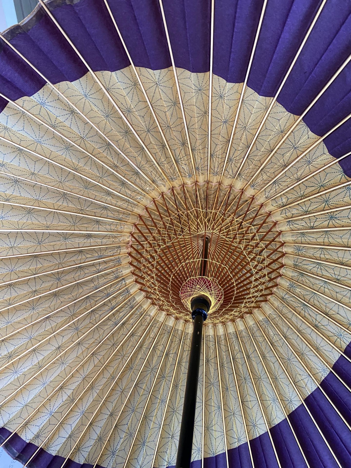 A VINTAGE JAPANESE PARASOL UMBRELLA WITH GEOMETRIC INTERIOR DESIGN, LENGTH 73CM - Image 3 of 5