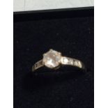 A 9CT GOLD RING WITH CZ STONES, WEIGHT 2.2G, SIZE M