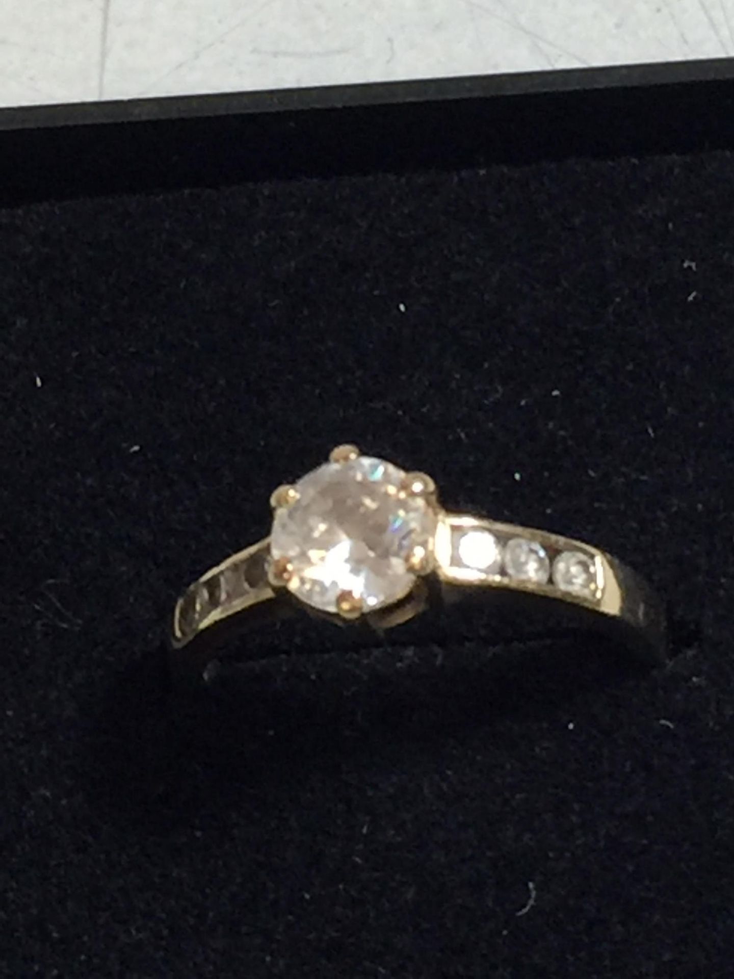 A 9CT GOLD RING WITH CZ STONES, WEIGHT 2.2G, SIZE M