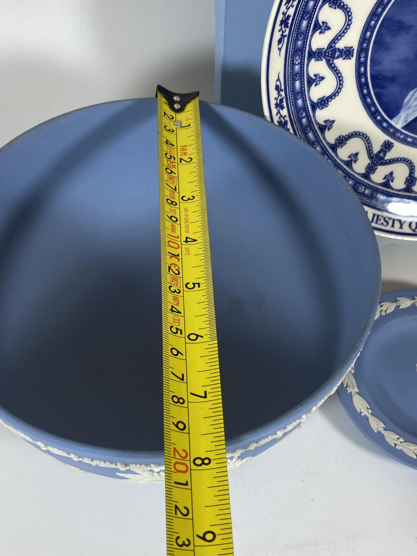 A GROUP OF THREE WEDGWOOD ITEMS - JASPERWARE FRUIT BOWL AND PIN DISH AND BOXED GOLDEN JUBILEE PLATE - Image 3 of 4