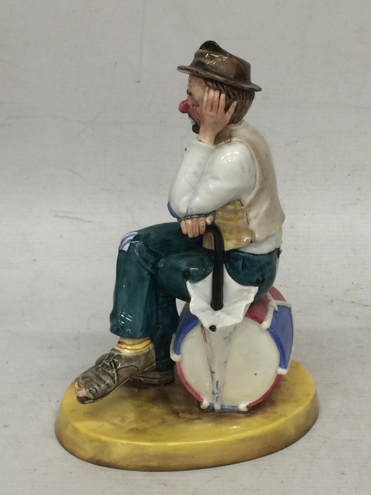 A COALPORT CAVALCADE OF CLOWNS 'WOEFUL TRAMP' FIGURE - Bild 4 aus 5