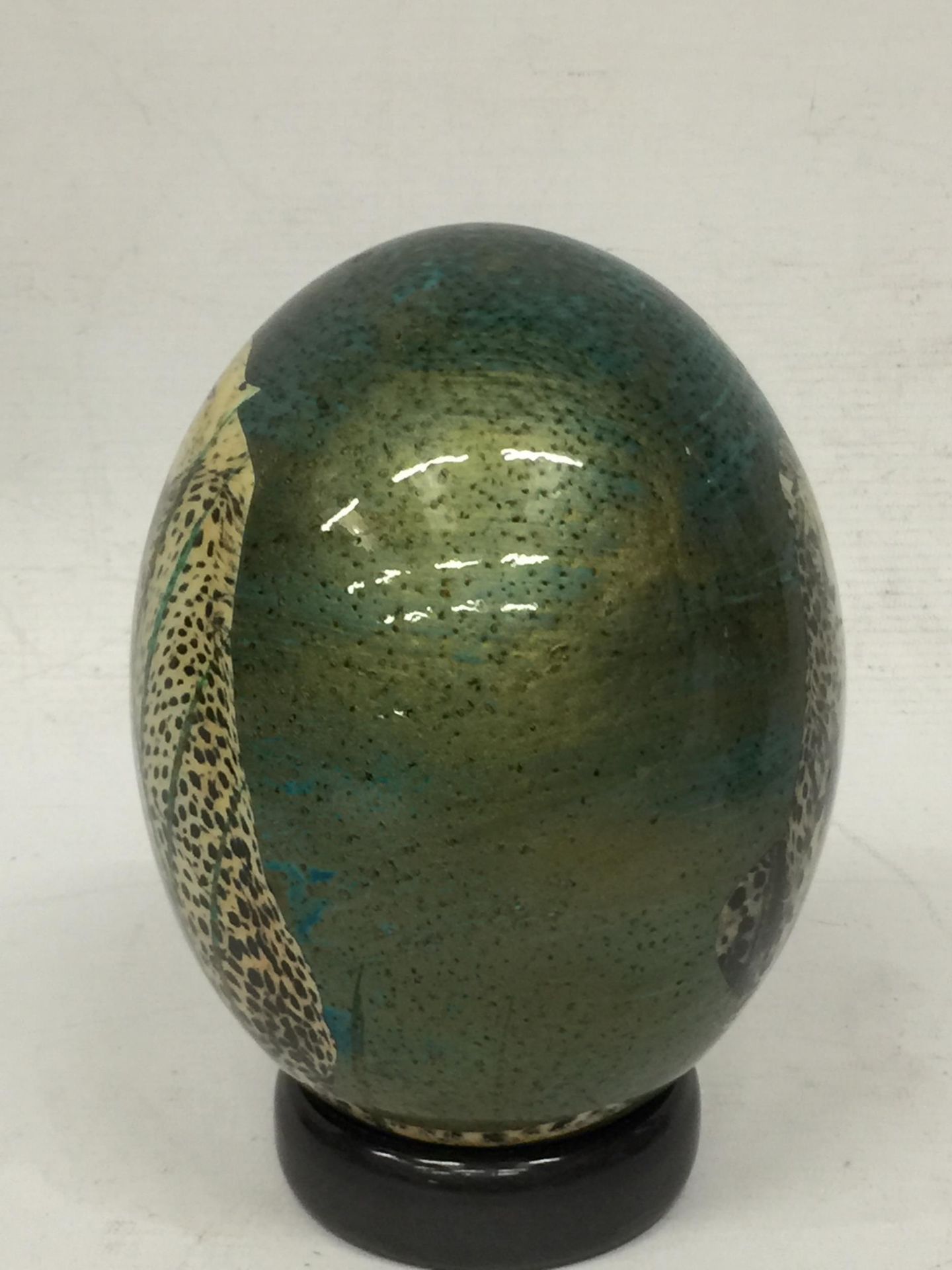 A HAND PAINTED OSTRICH EGG WITH CHEETAH DESIGN ON STAND - Image 3 of 3