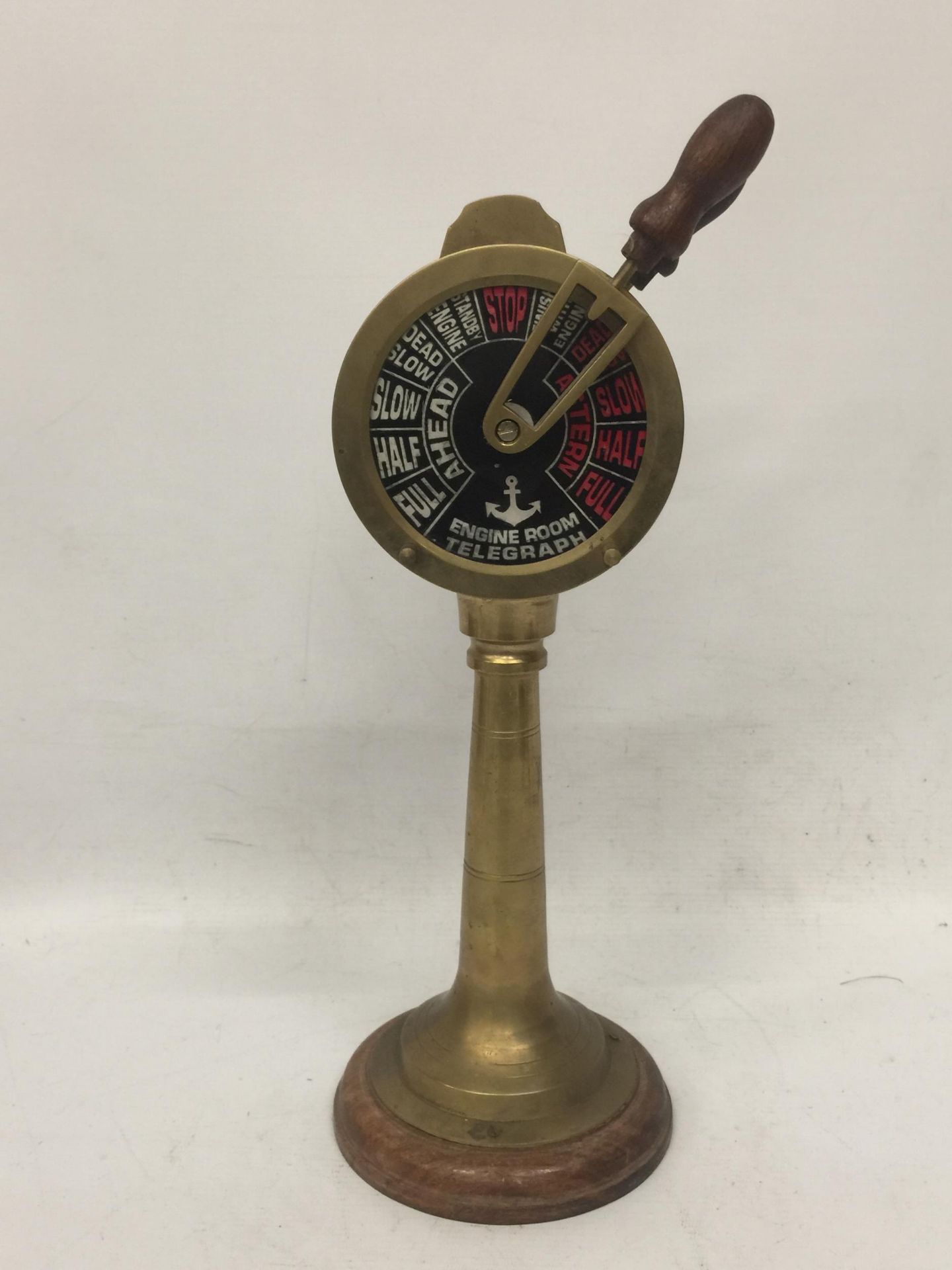 A VINTAGE STYLE BRASS ENGINE ROOM TELEGRAPH ON WOODEN STAND - Image 3 of 3