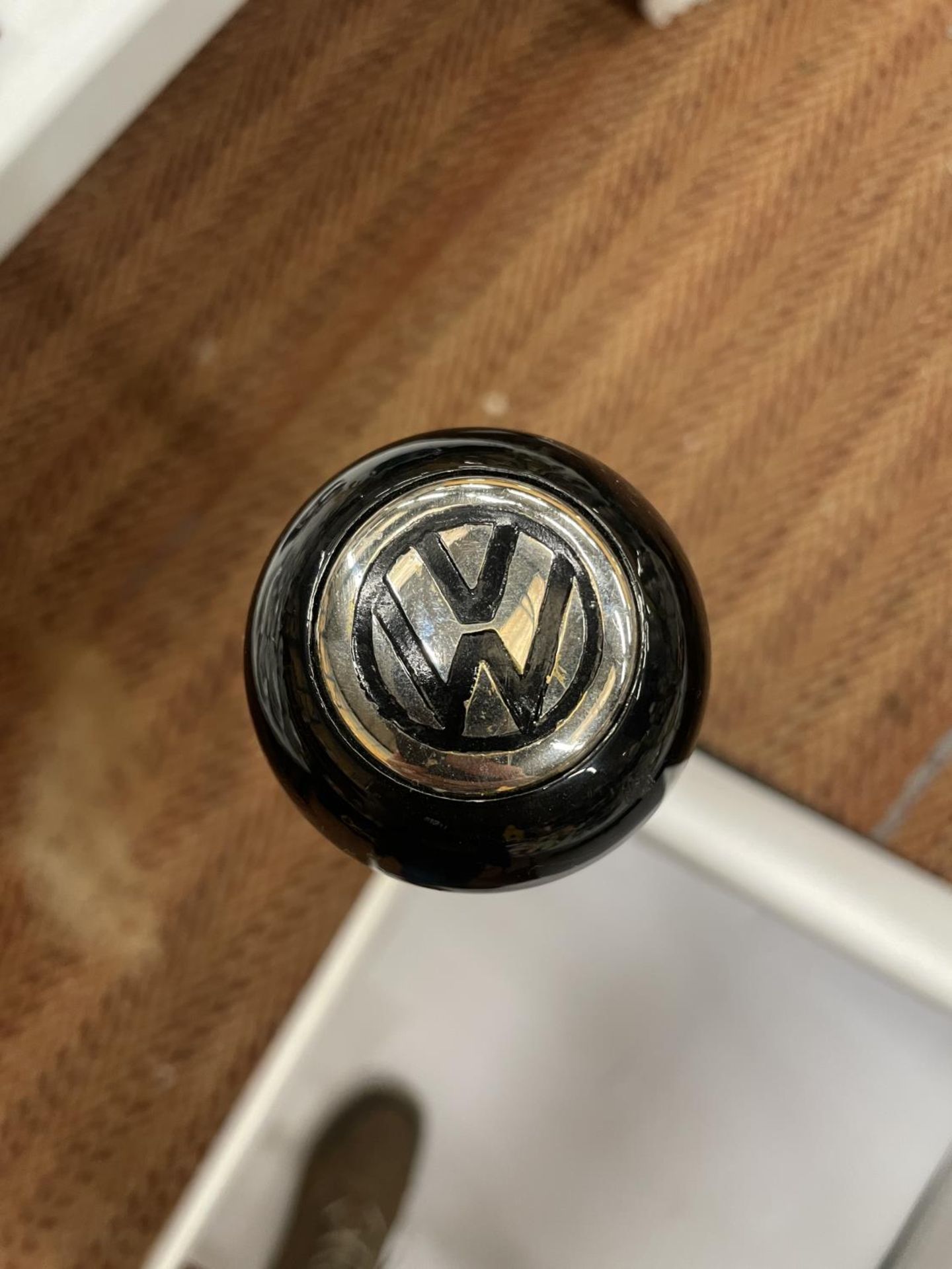 A WOODEN WALKING STICK WITH A VW LOGO TO THE HANDLE - Image 3 of 4