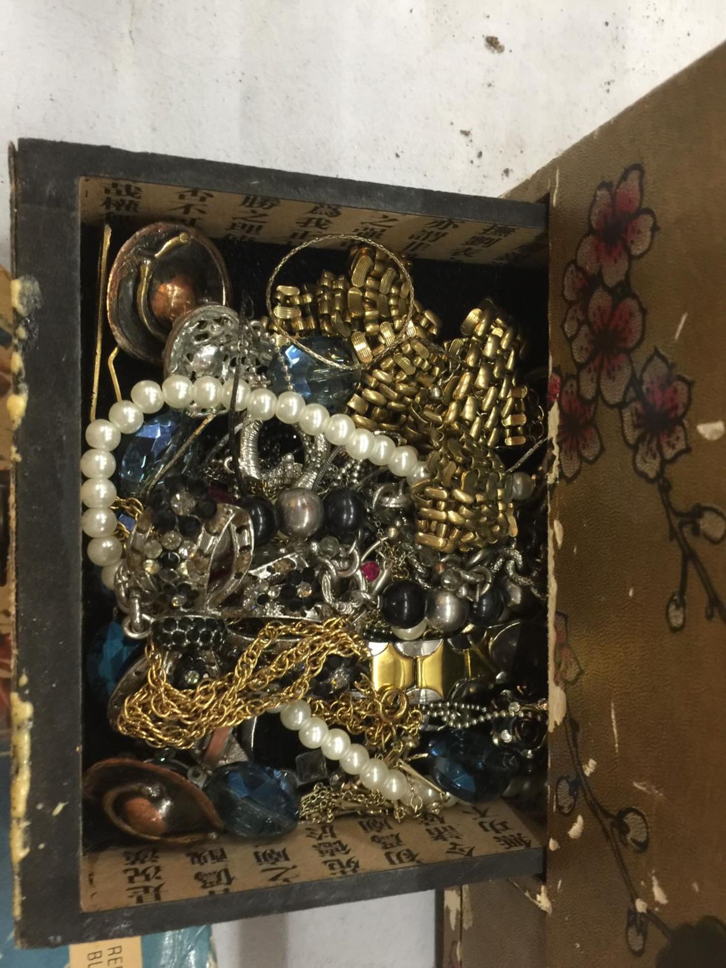 A LARGE QUANTITY OF COSTUME JEWELLERY TO INCLUDE RINGS, EARRINGS, NECKLACES, PENDANTS, ETC - Image 4 of 5