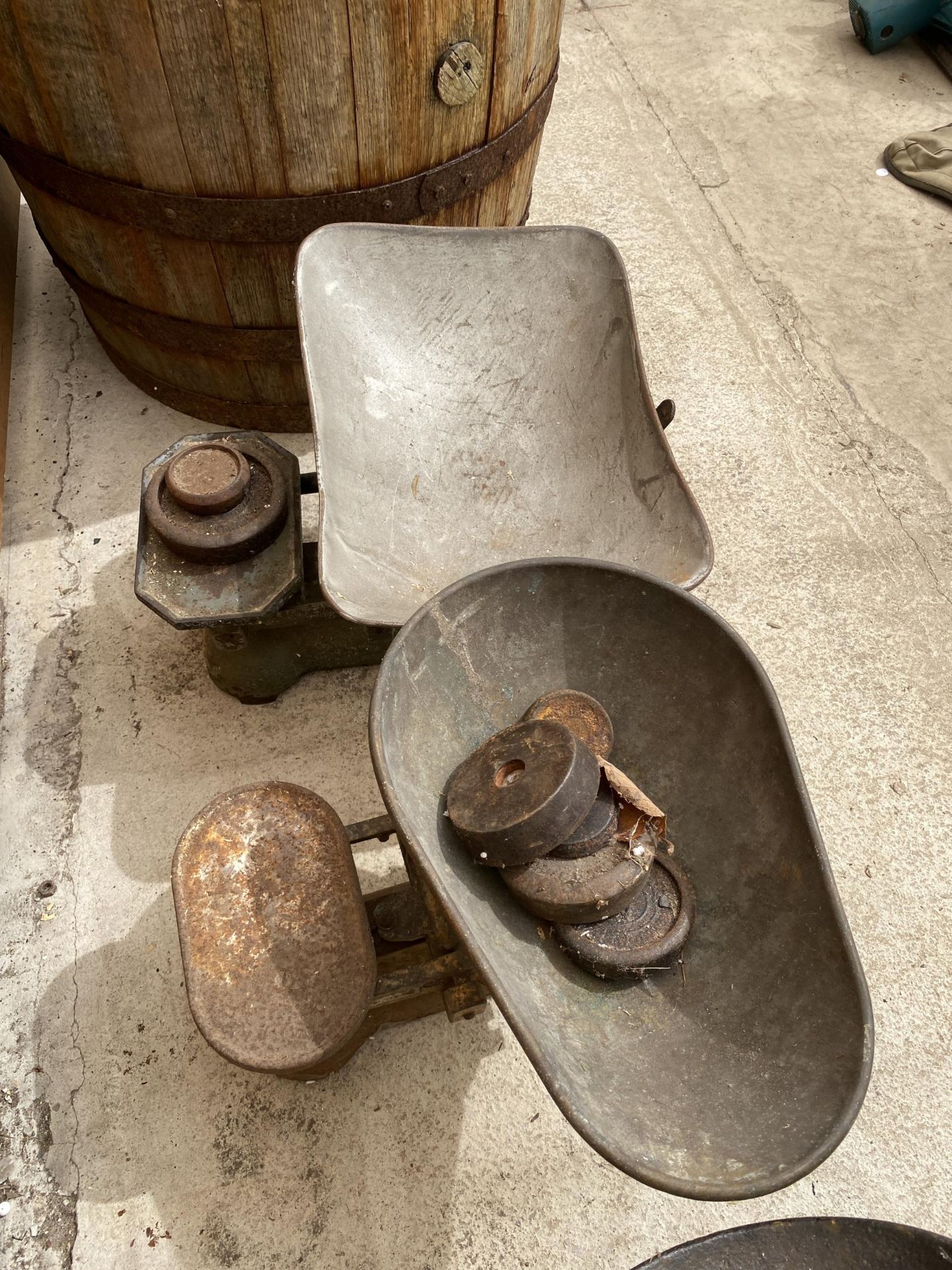 TWO SETS OF VINTAGE WEIGHING SCALES - Bild 2 aus 3