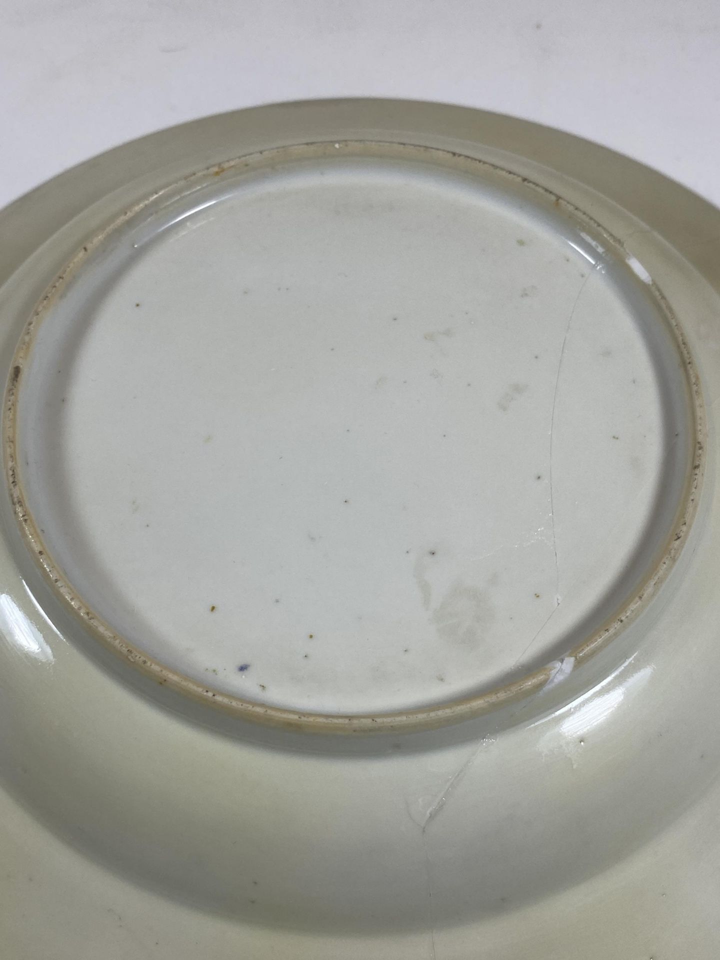 A 19TH CENTURY CHINESE BLUE AND WHITE PORCELAIN DISH, DIAMETER 22CM - Bild 4 aus 5