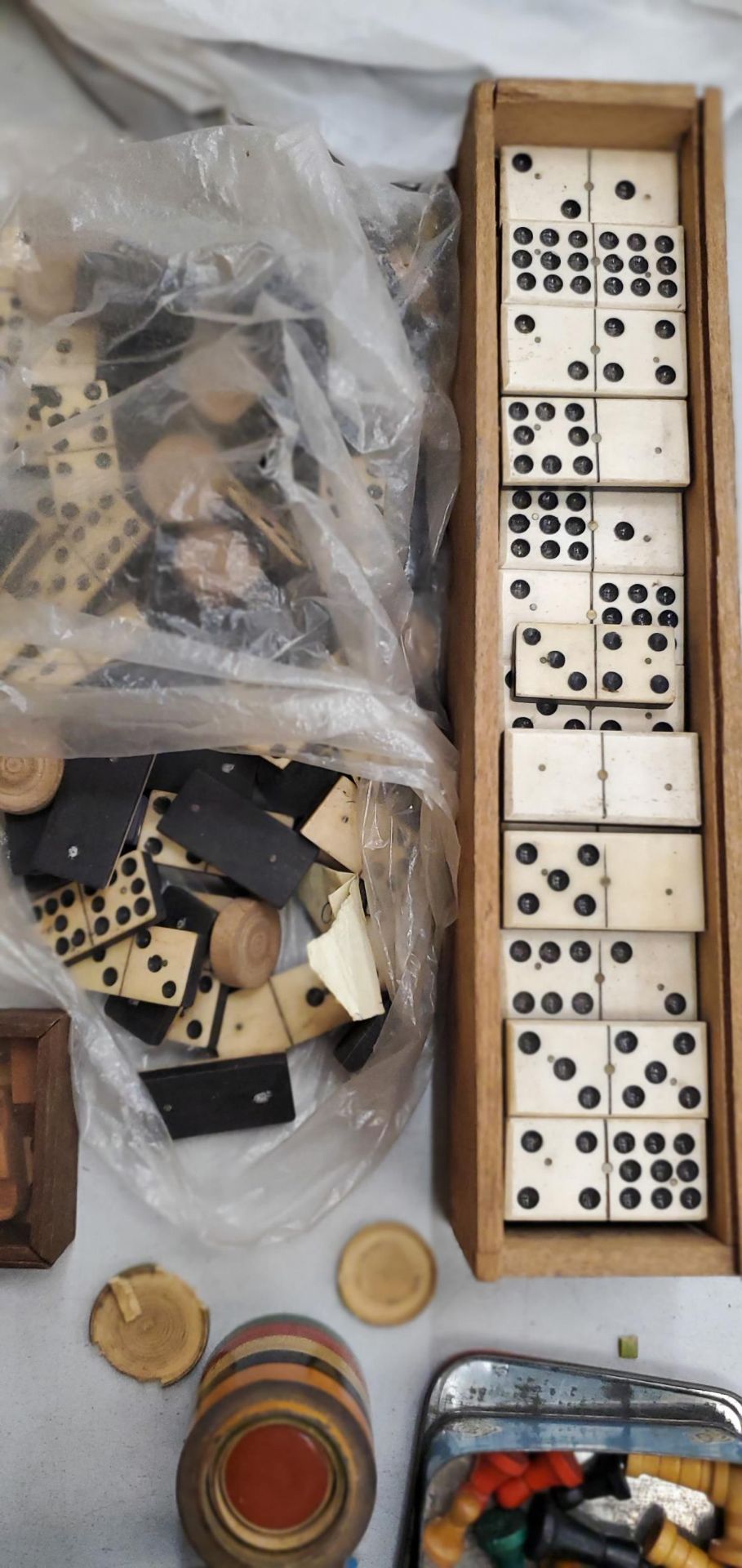 A COLLECTION OF VINTAGE TOYS TO INCLUDE A LARGE QUANTITY OF DOMINOES, A TIN PLATE CAT, CHESS PIECES, - Bild 3 aus 4