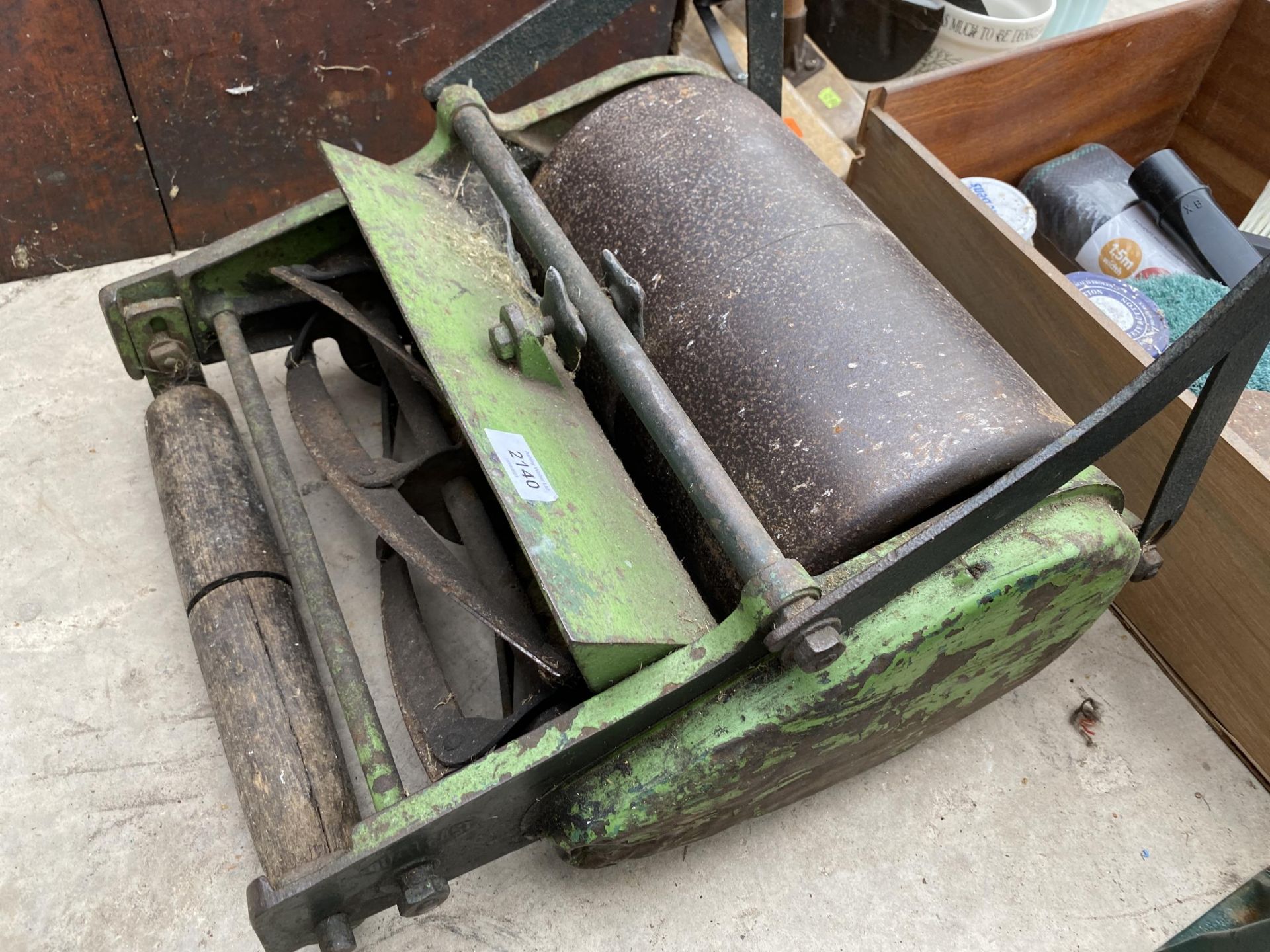 A VINTAGE PUSH LAWN MOWER - Bild 2 aus 2